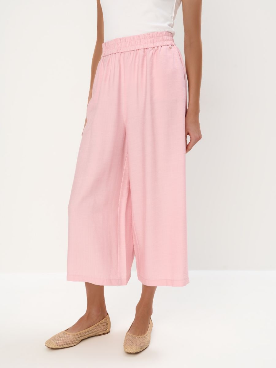 Różowe spodnie z szeroką nogawką