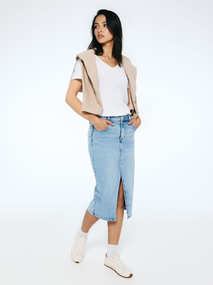 Biały t-shirt z dekoltem V