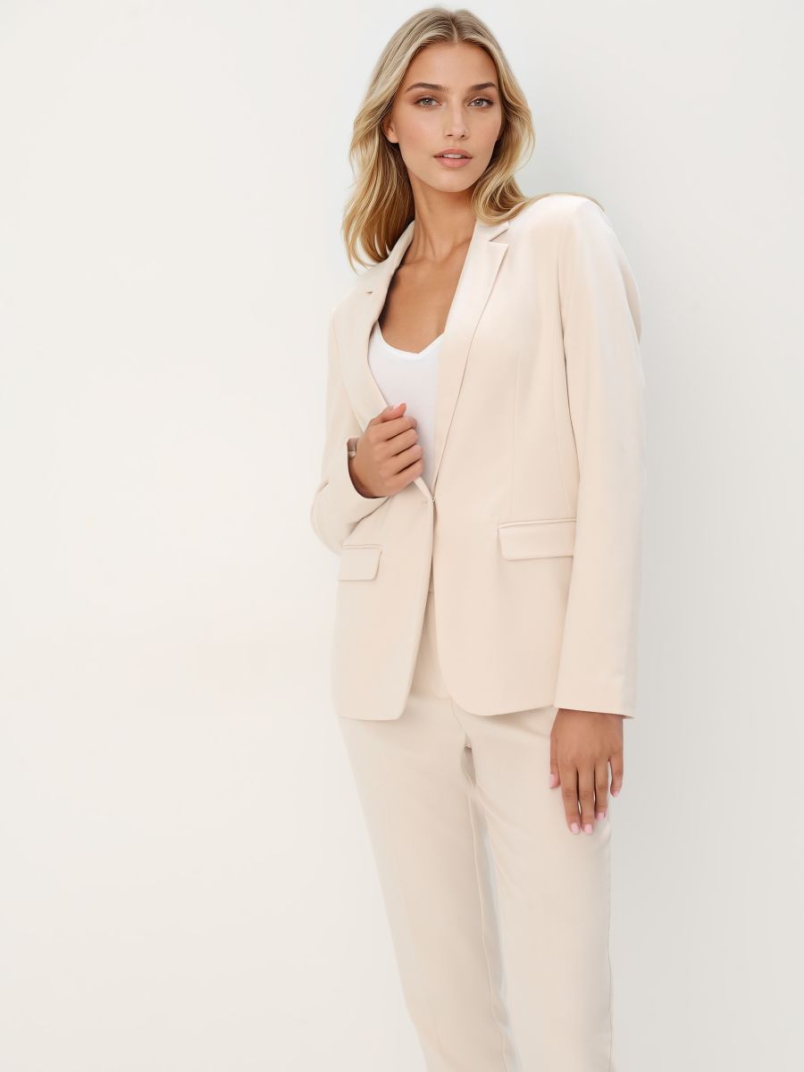 Beżowa marynarka o prostym kroju