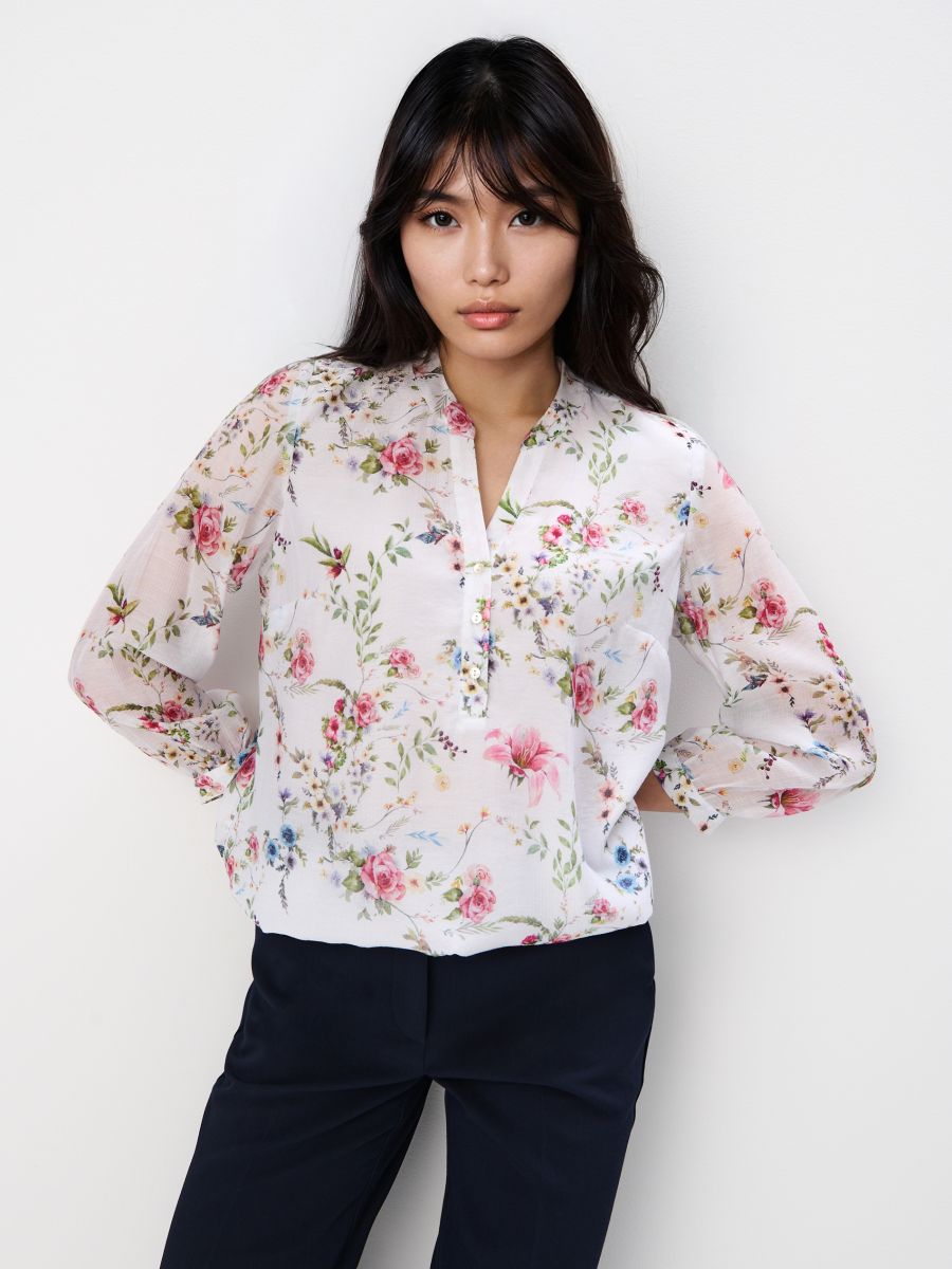 Biała bluzka w kwiaty