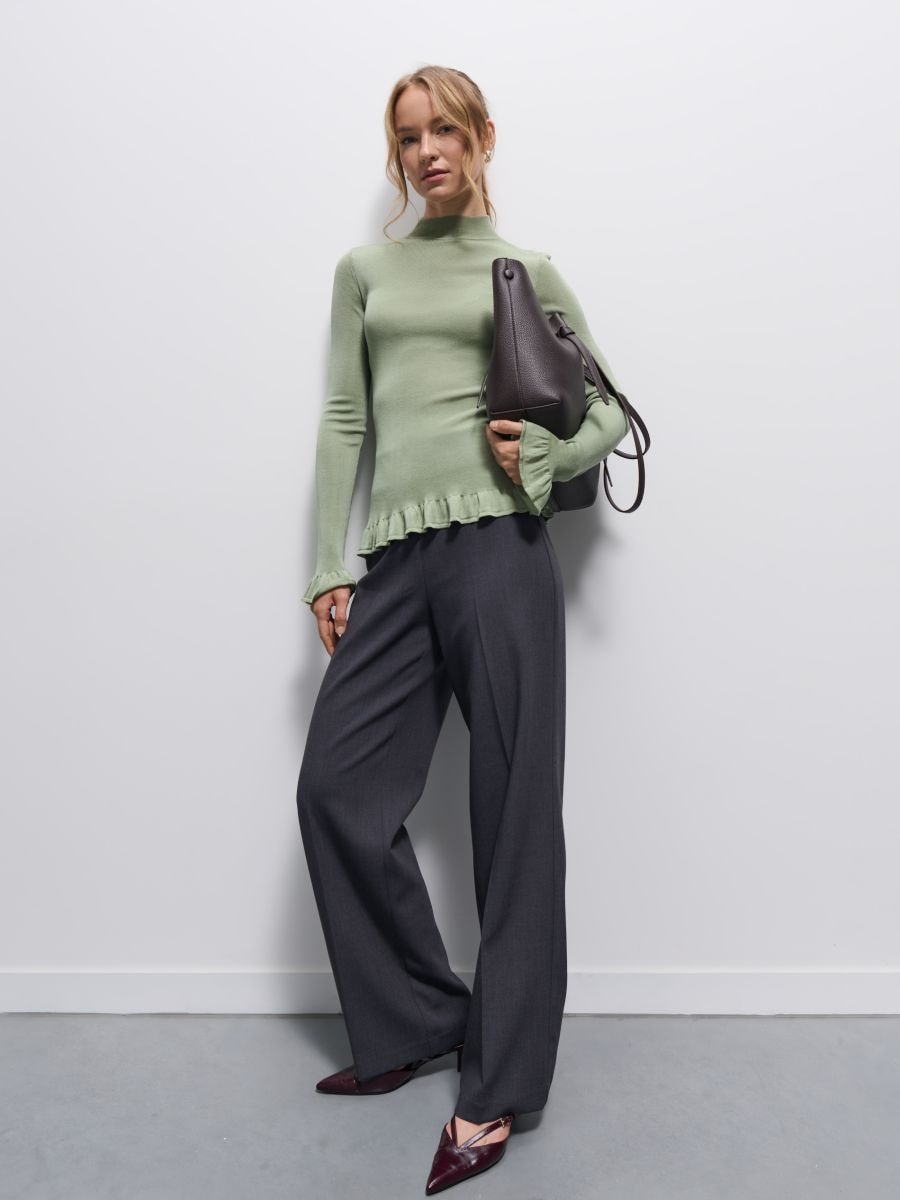 Oliwkowy sweter z baskinką