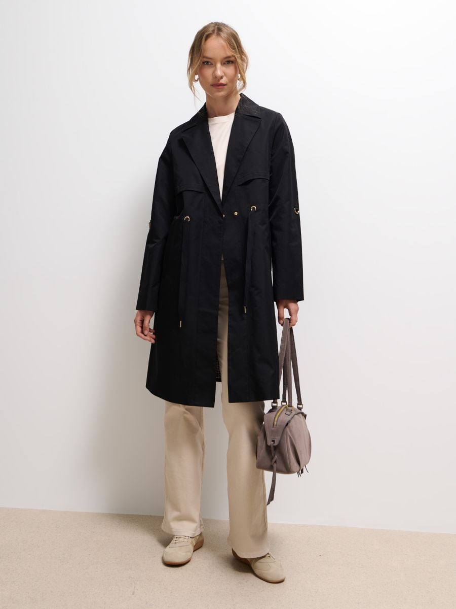 Czarny płaszcz z wiązaniem