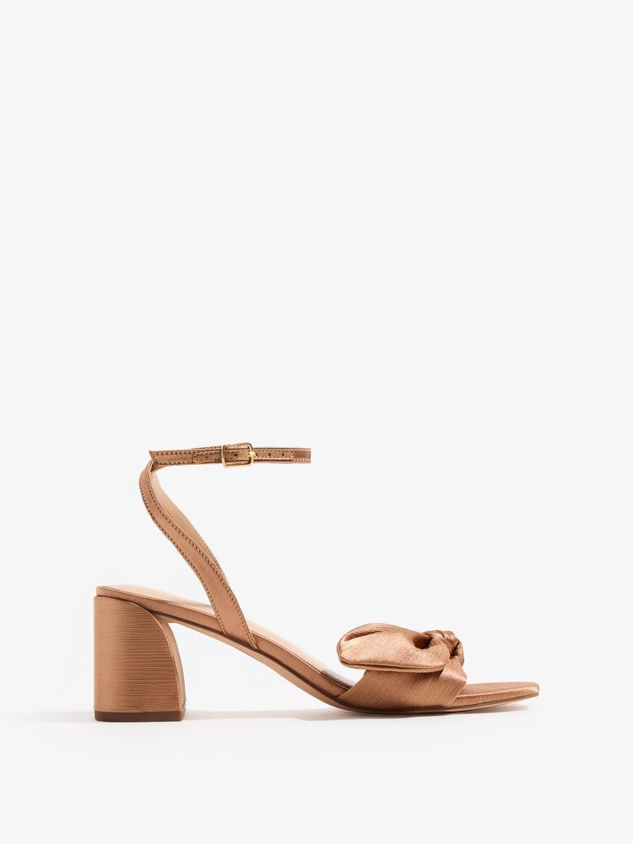 Czarne sandały na słupku