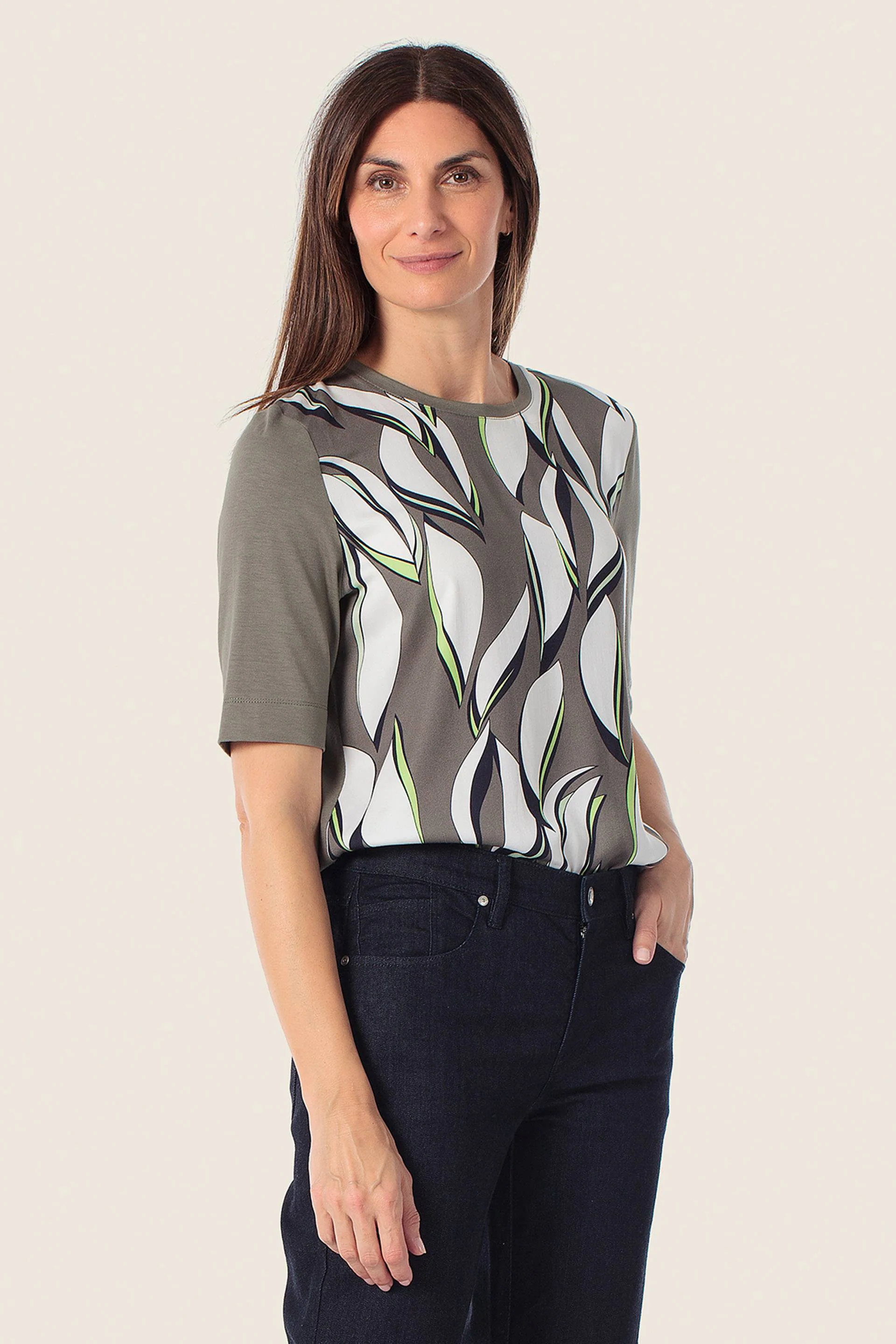T-Shirt mit Muster in verschiedenen Grüntönen