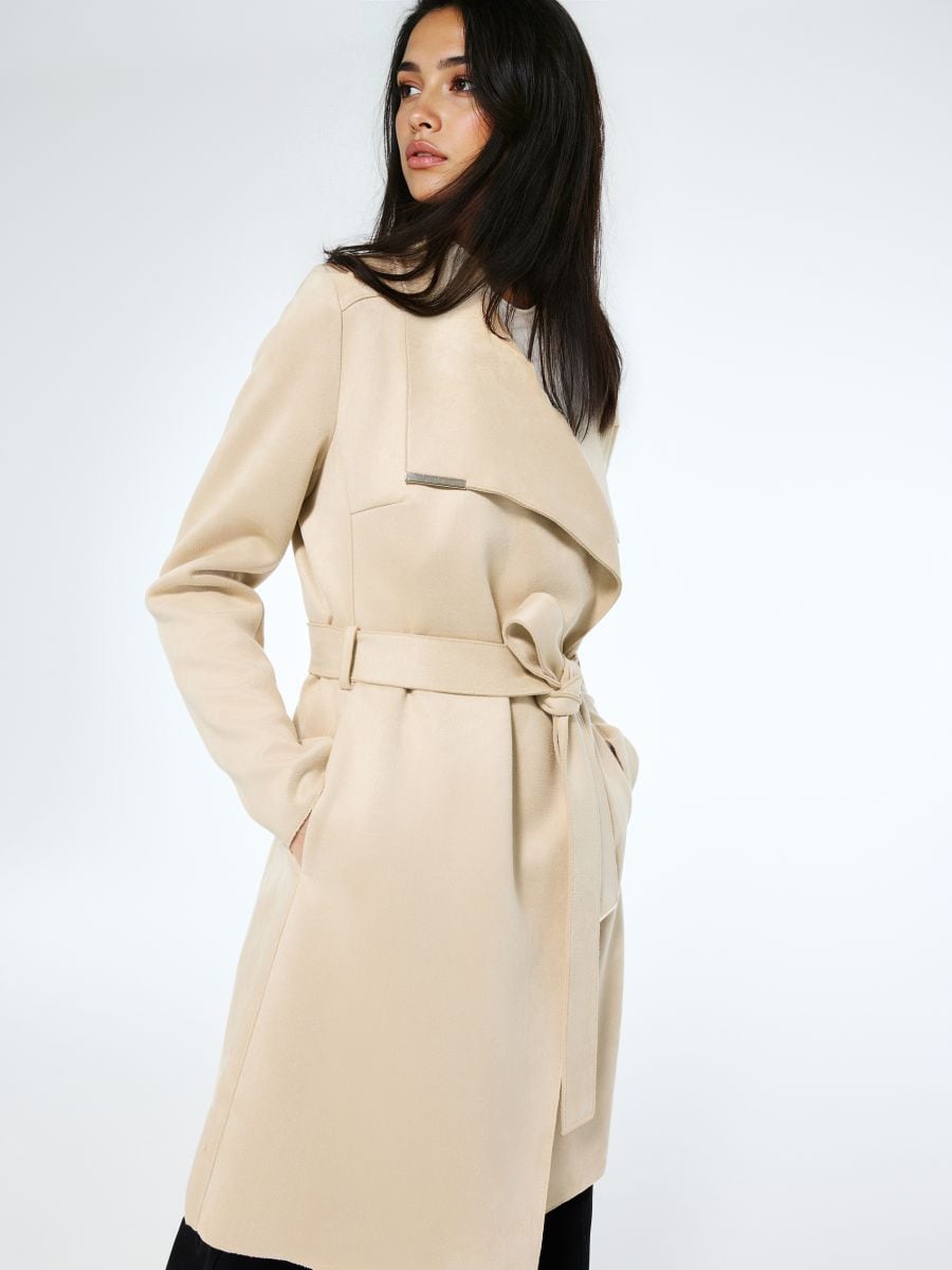 Czarny płaszcz z wiązaniem