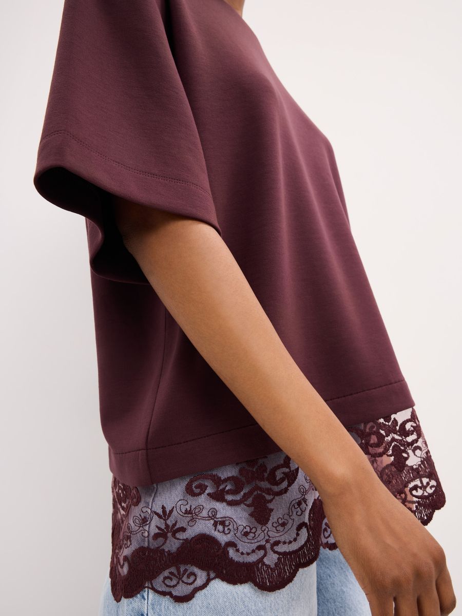 T-shirt z ozdobną koronką
