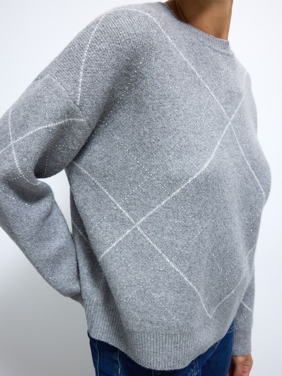 Szary sweter z geometrycznym wzorem