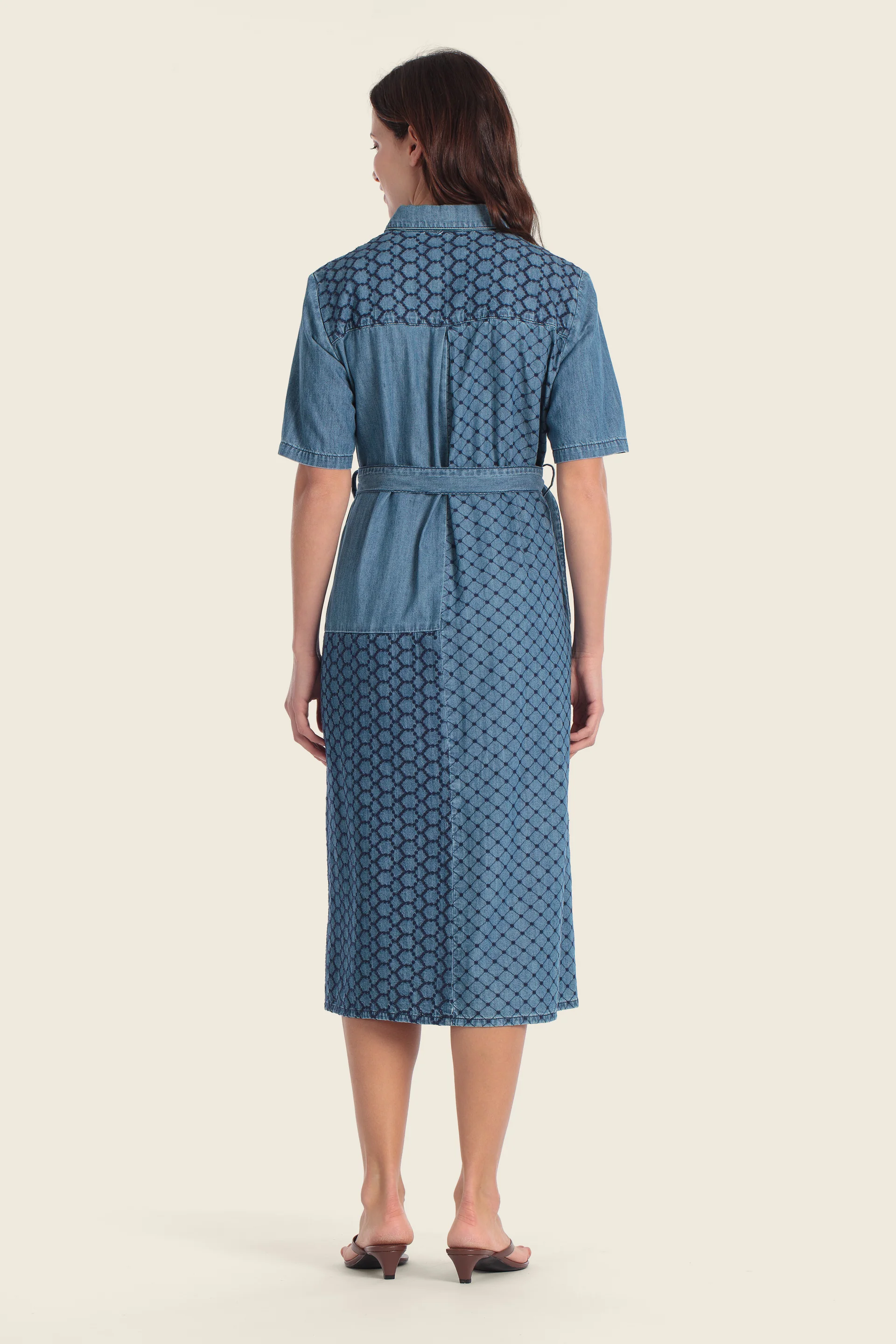 Hemdkleid aus Baumwolle mit aufgesticktem Patch-Effekt