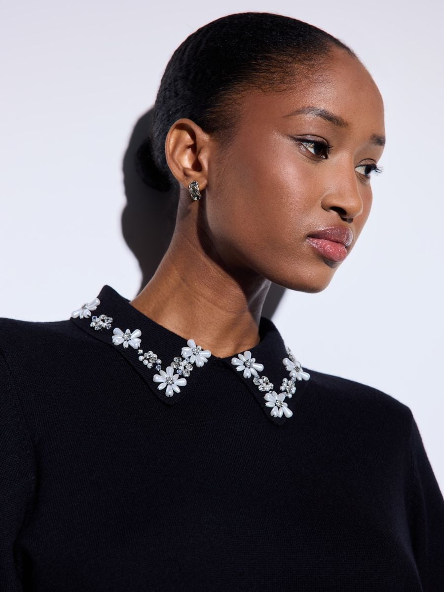 Czarny sweter z kołnierzykiem