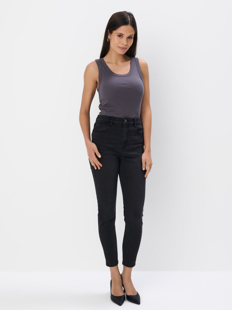 Biały dopasowany top