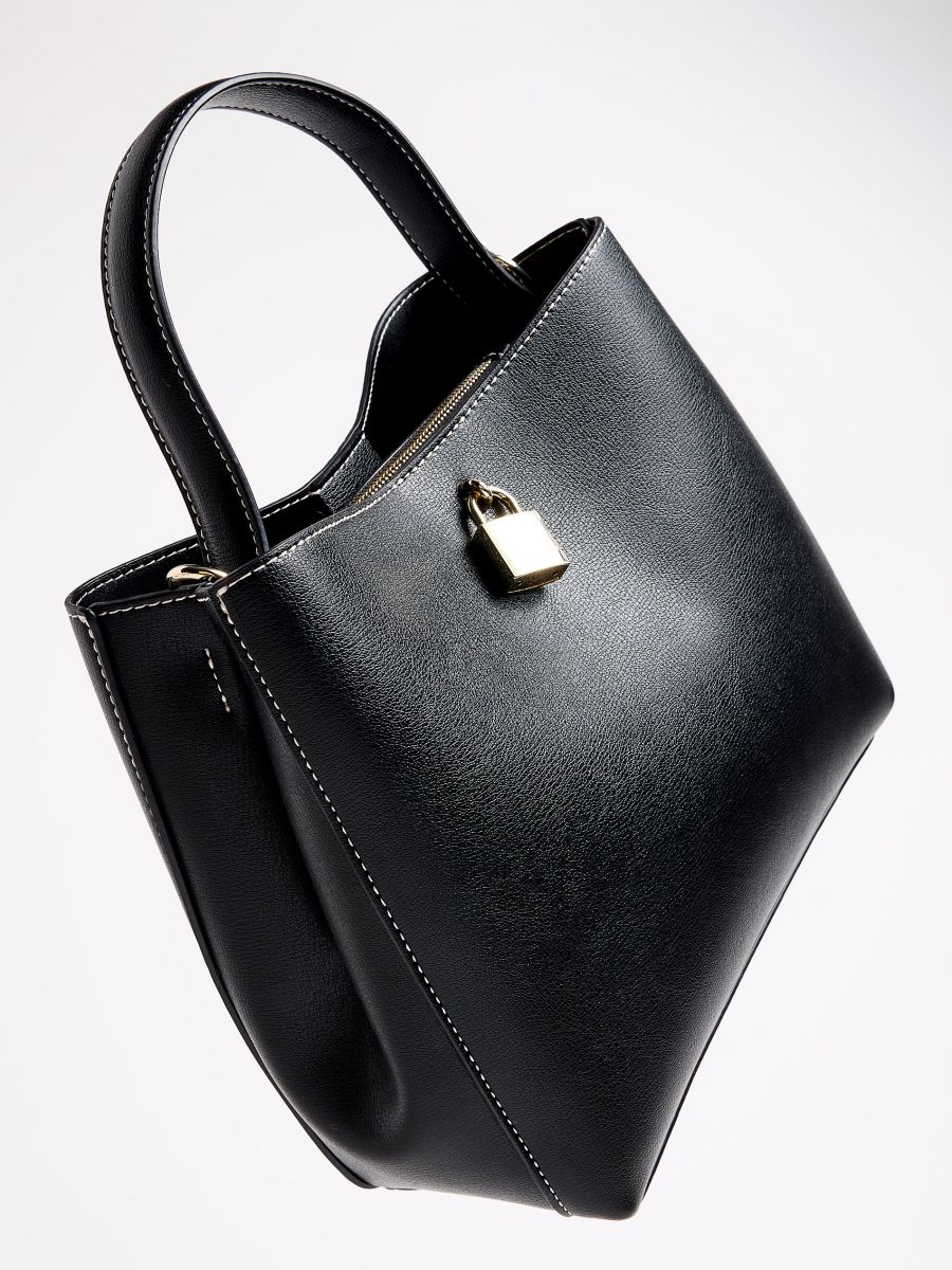 Czarna torebka z paskiem na ramię