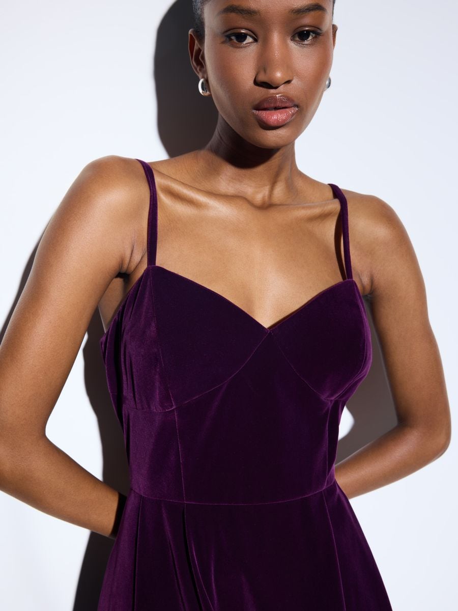 Welurowa fioletowa sukienka midi