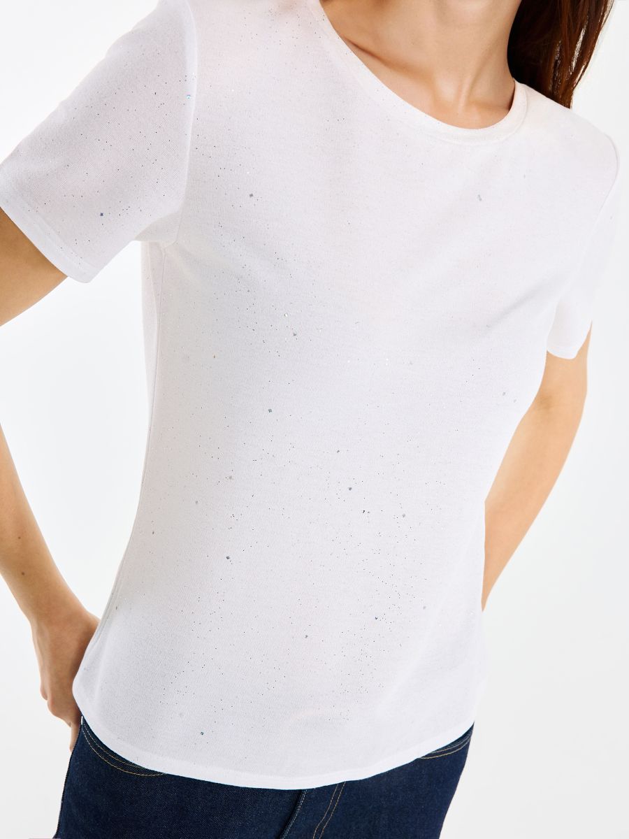 Biały t-shirt z ozdobnymi elementami