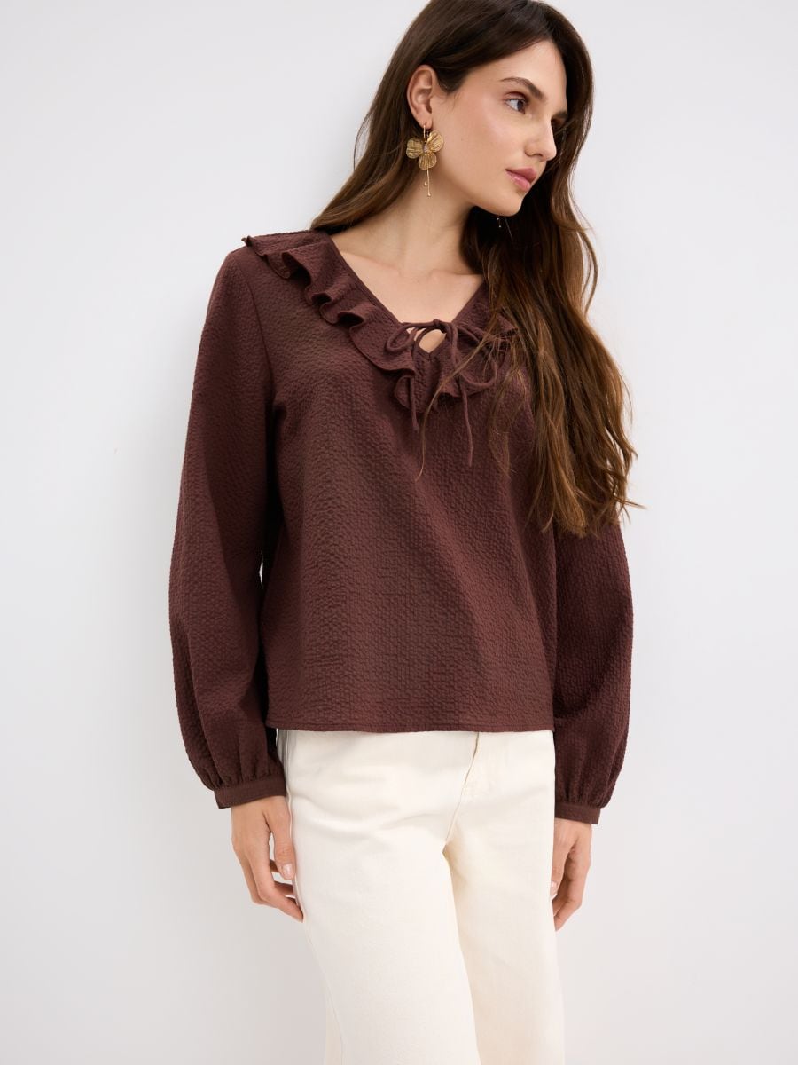 Brązowa bluzka z falbaną