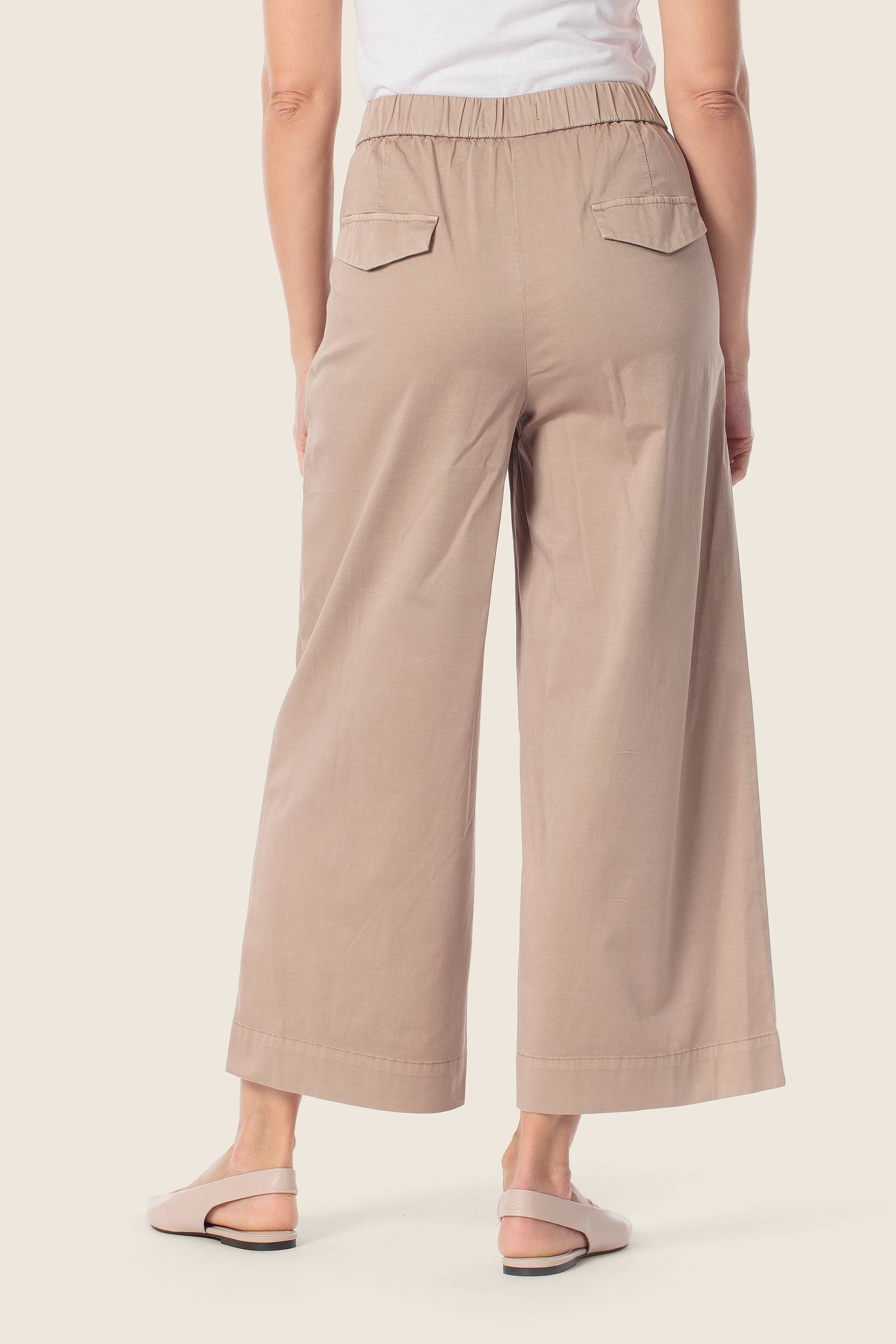 Weit geschnittene Hose mit elastischem Bund hinten