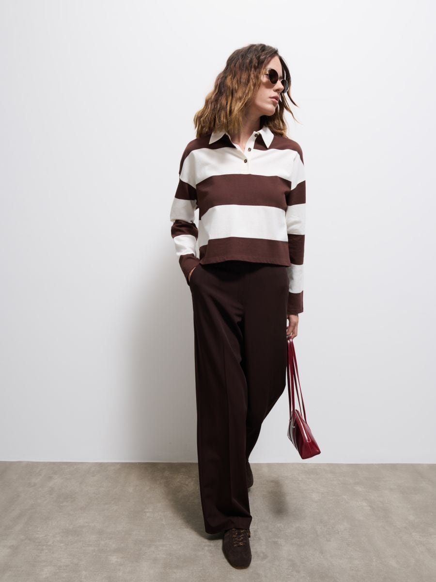 Biały longsleeve z kołnierzykiem polo