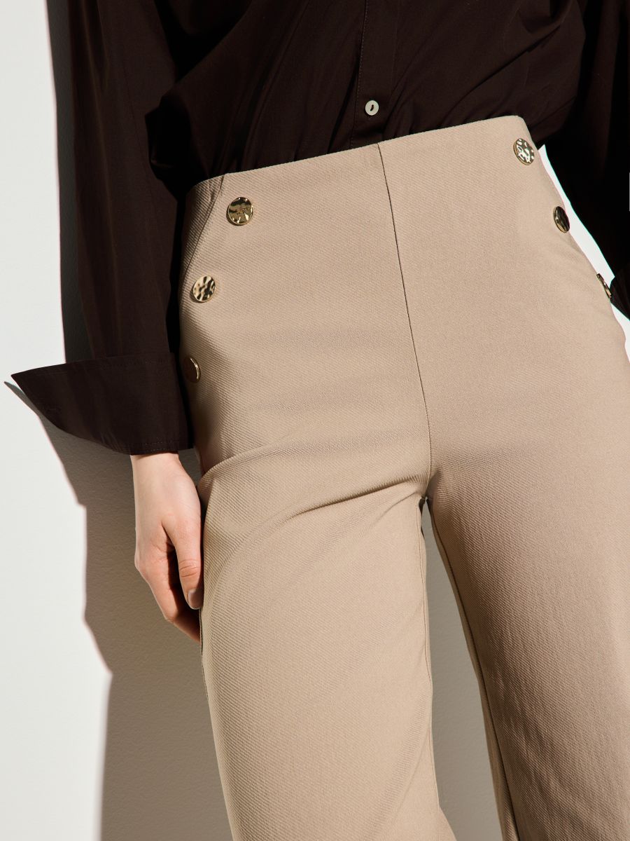 Beżowe spodnie z szeroką nogawką