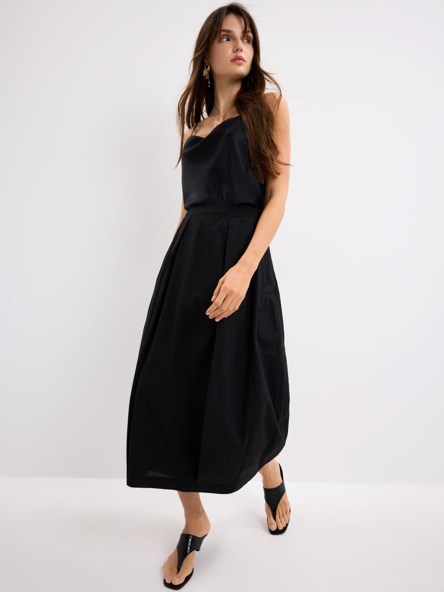 Czarny top z lejącym dekoltem