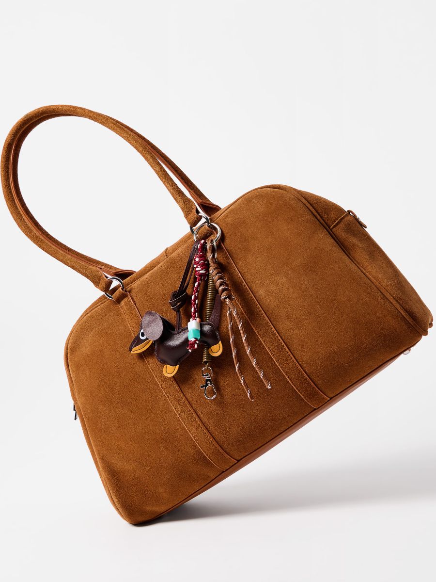 Skórzana torebka z brelokiem