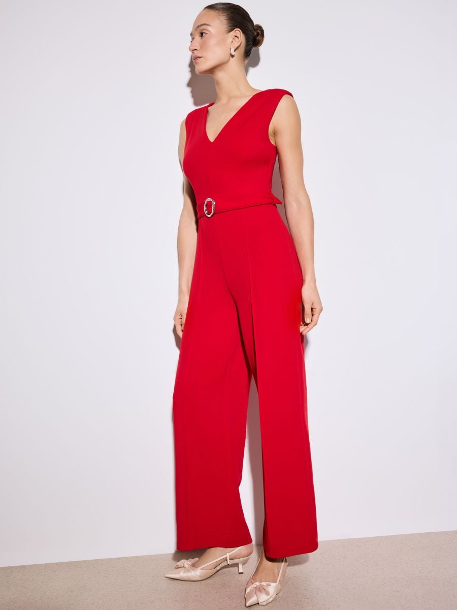 Czerwony kombinezon z szerokimi nogawkami