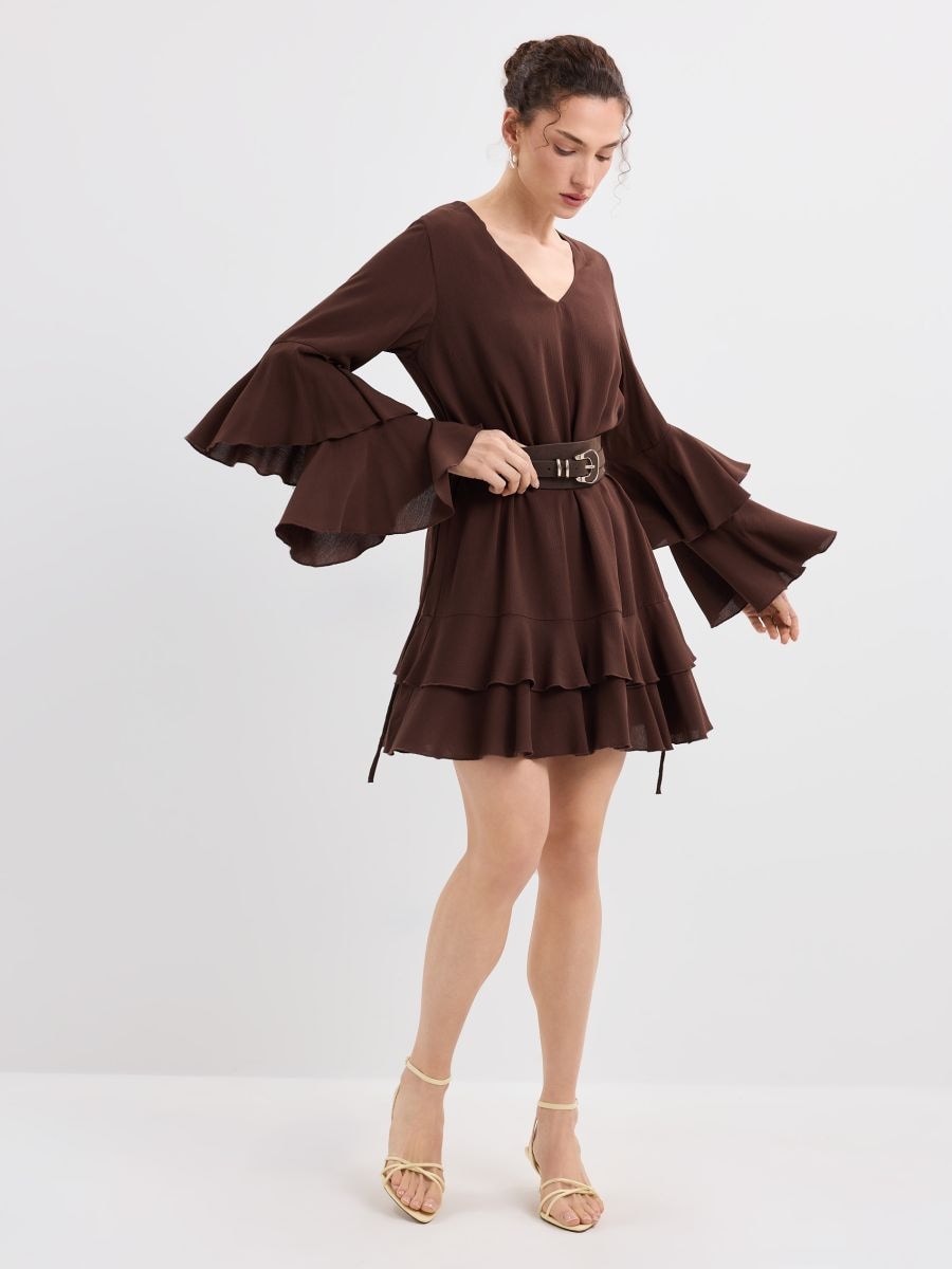 Brązowa sukienka mini w stylu boho