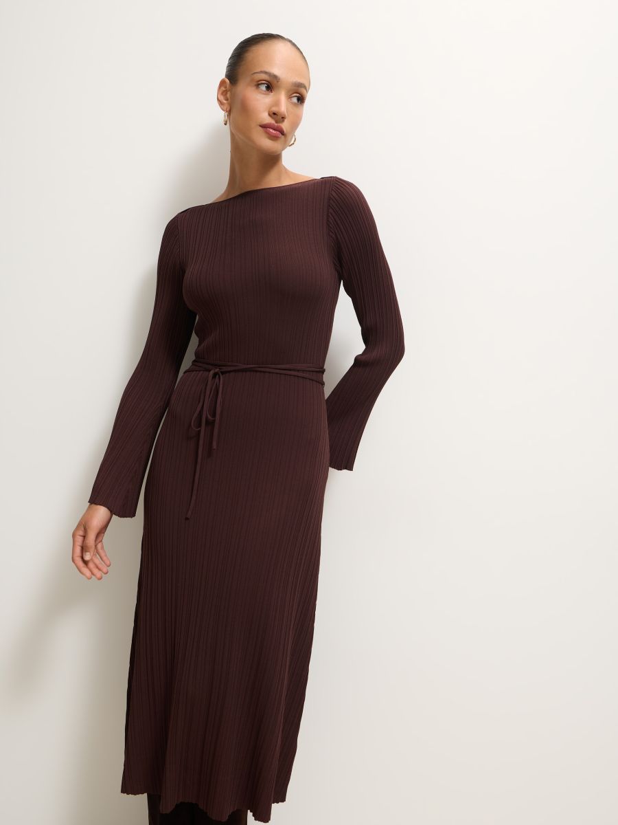 Swetrowa brązowa sukienka midi