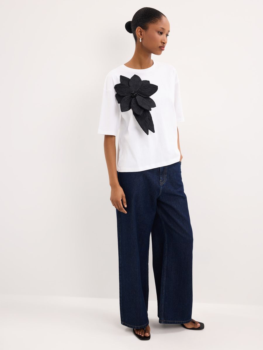 T-shirt z kwiatem 3D