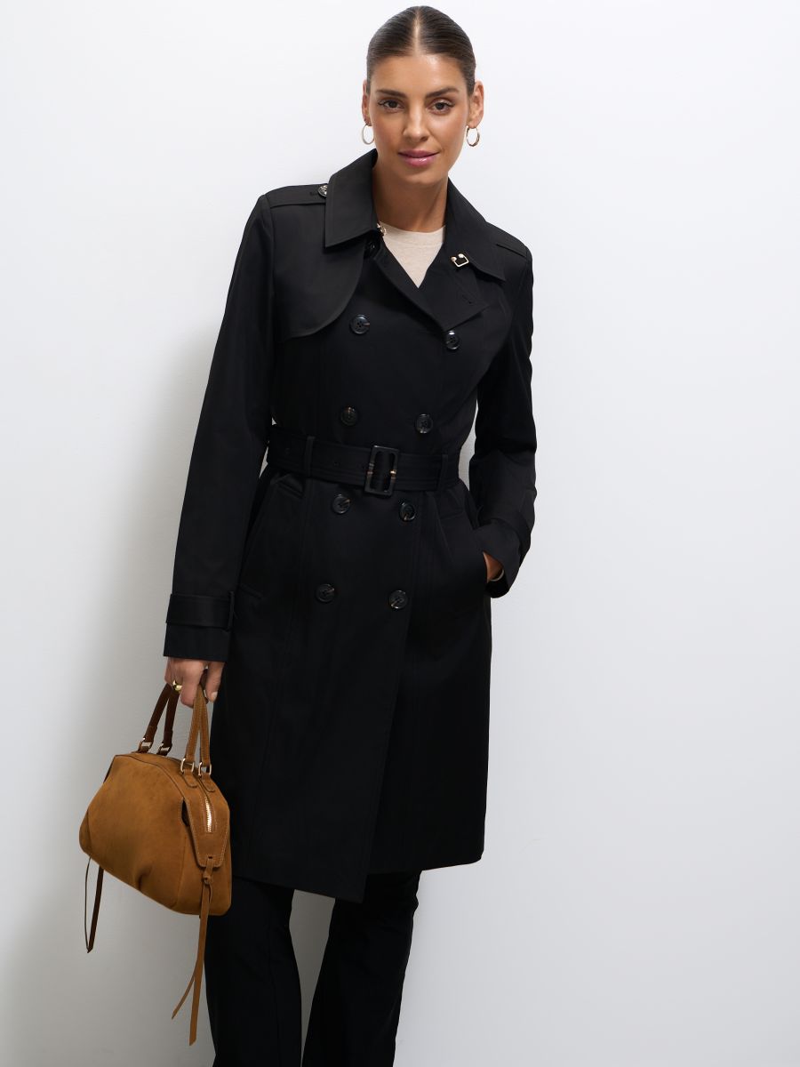 Czarny trencz z paskiem