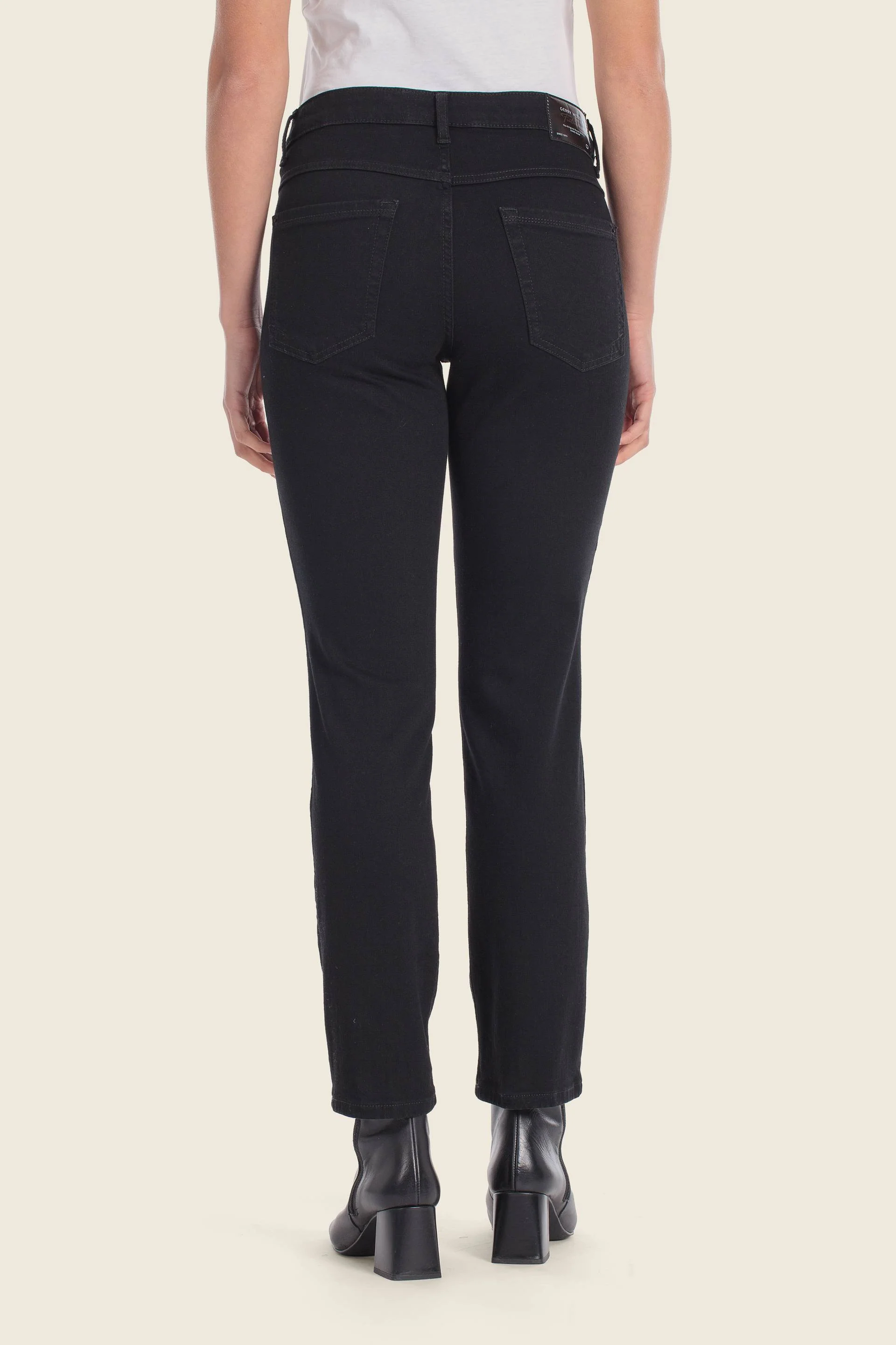 Jeans in verschiedenen Tönen