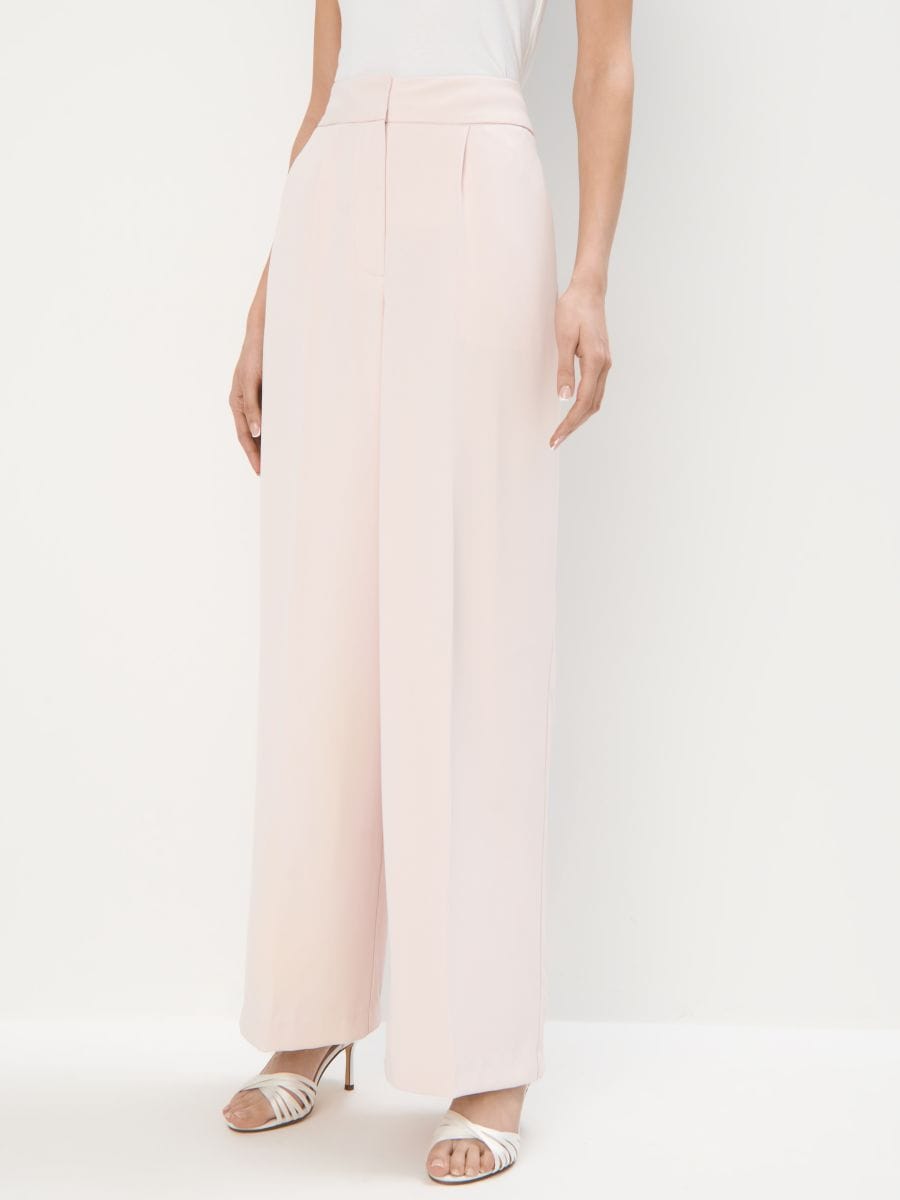 Pudrowe spodnie z szeroką nogawką