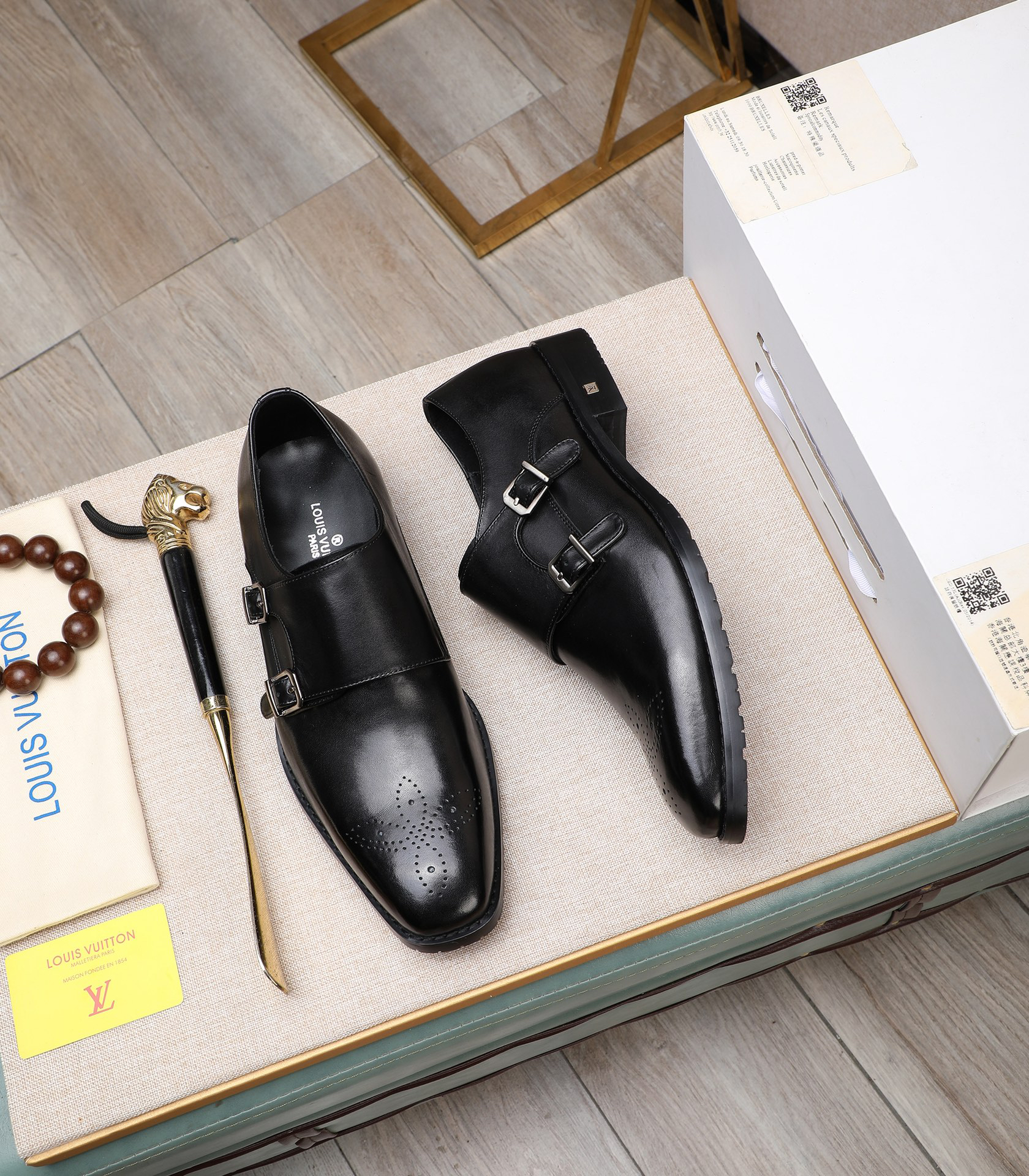 LV men's leather shoes-8