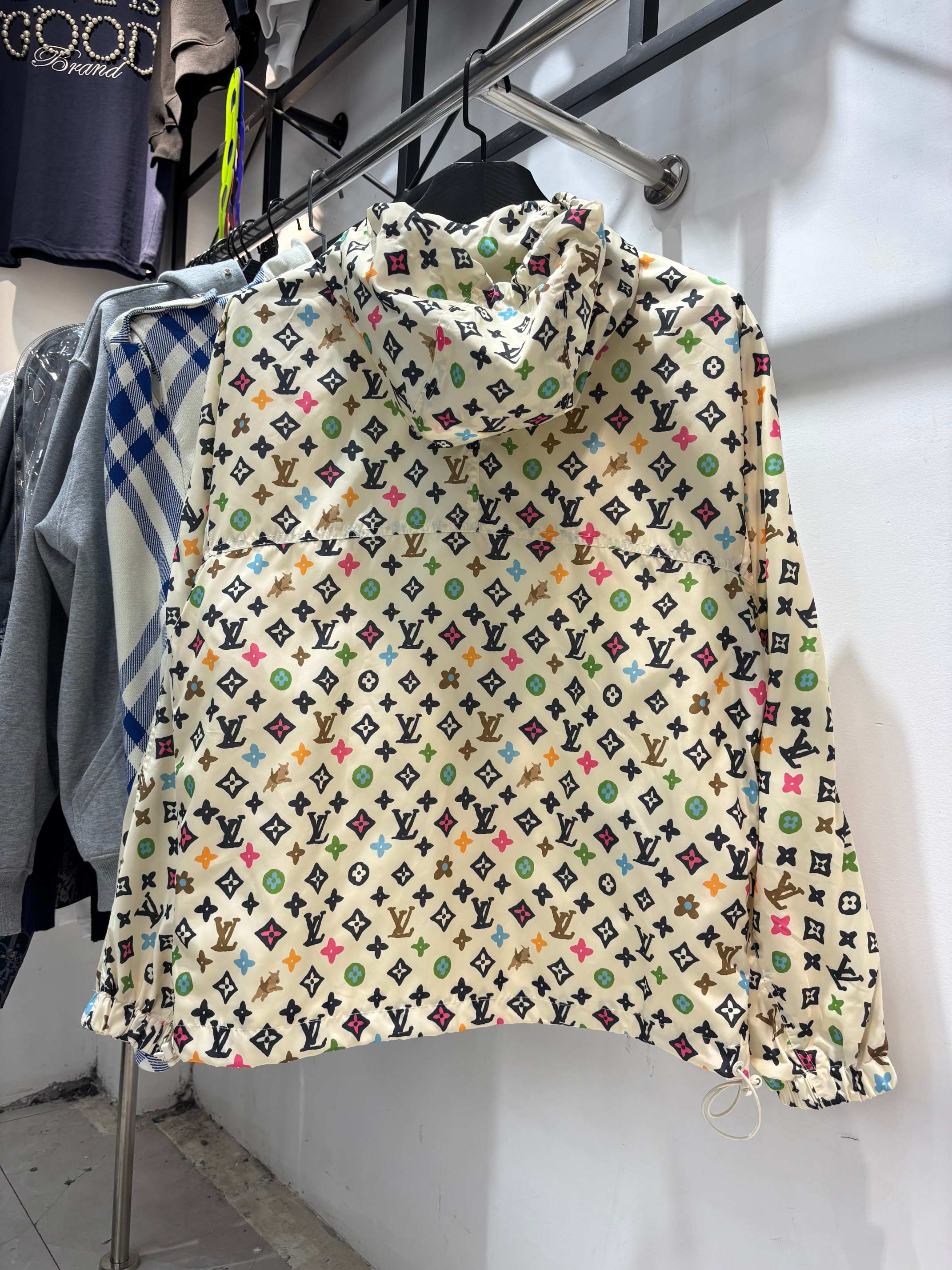 LV Clothing-330