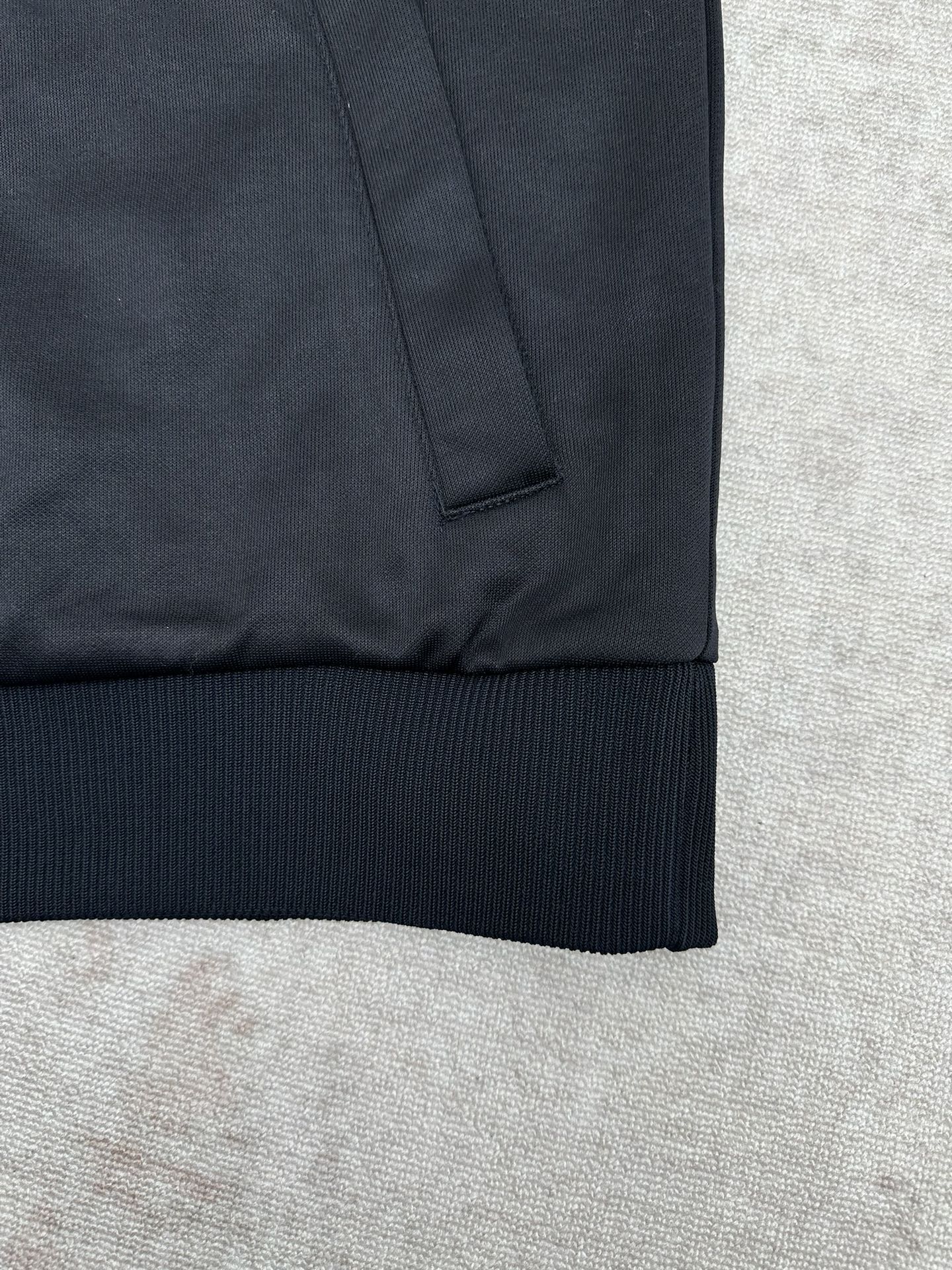Gucci Clothing-337