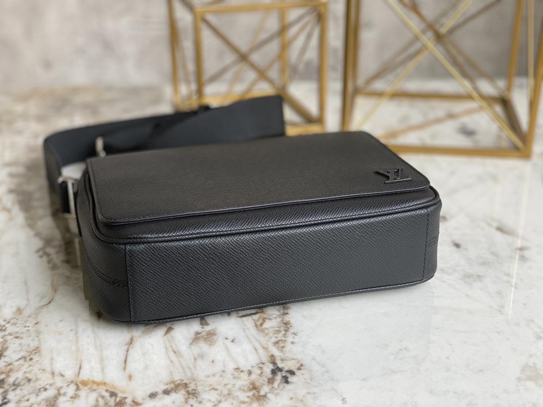 Louis Vuitton M30850 District PM Messenger Bag