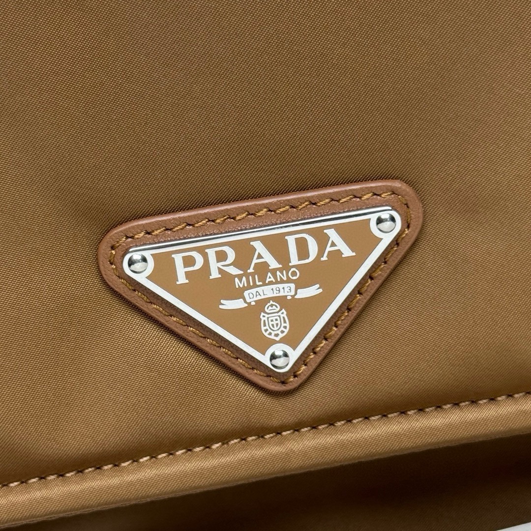 Prada bag-100