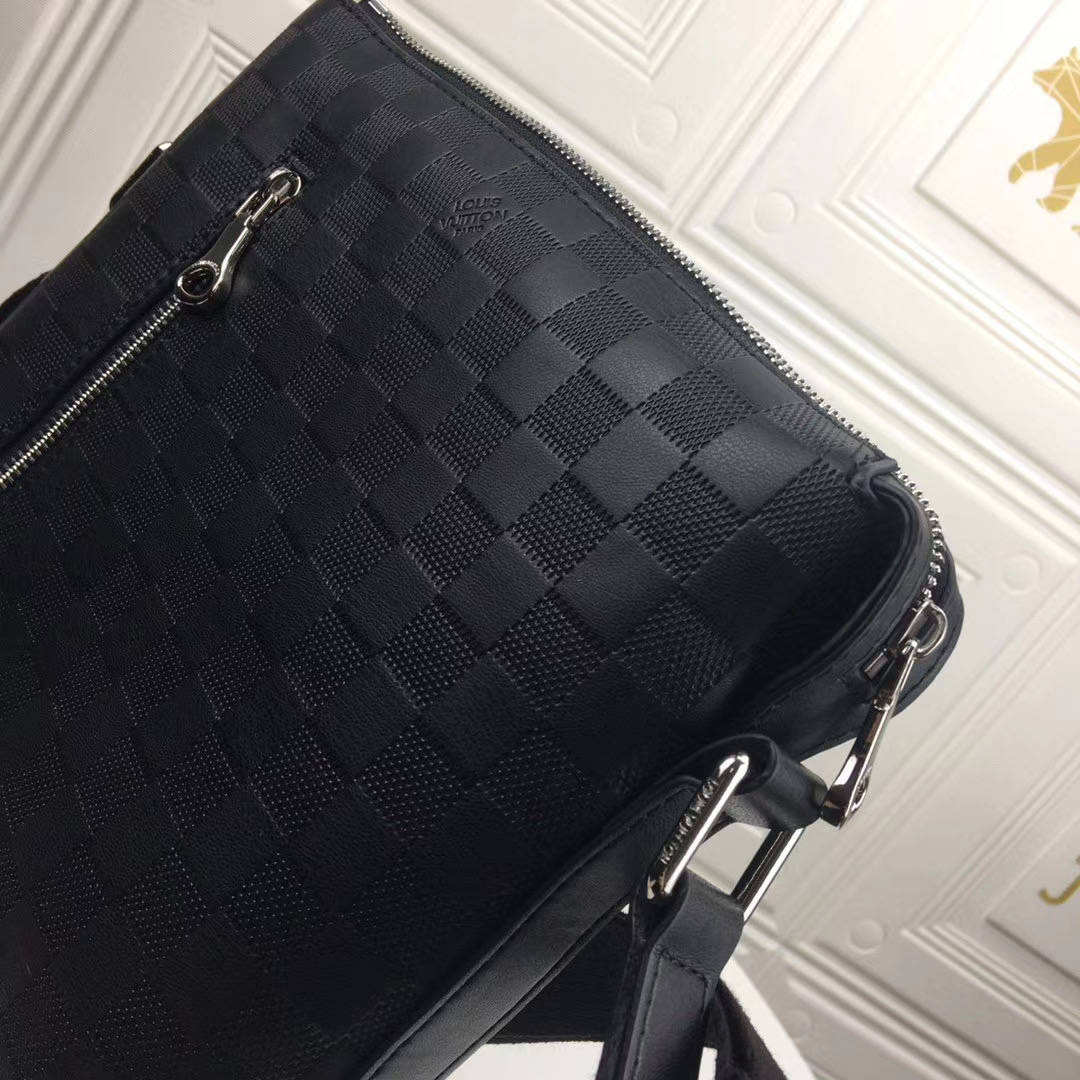 LV Men Discovery Messenger Bag