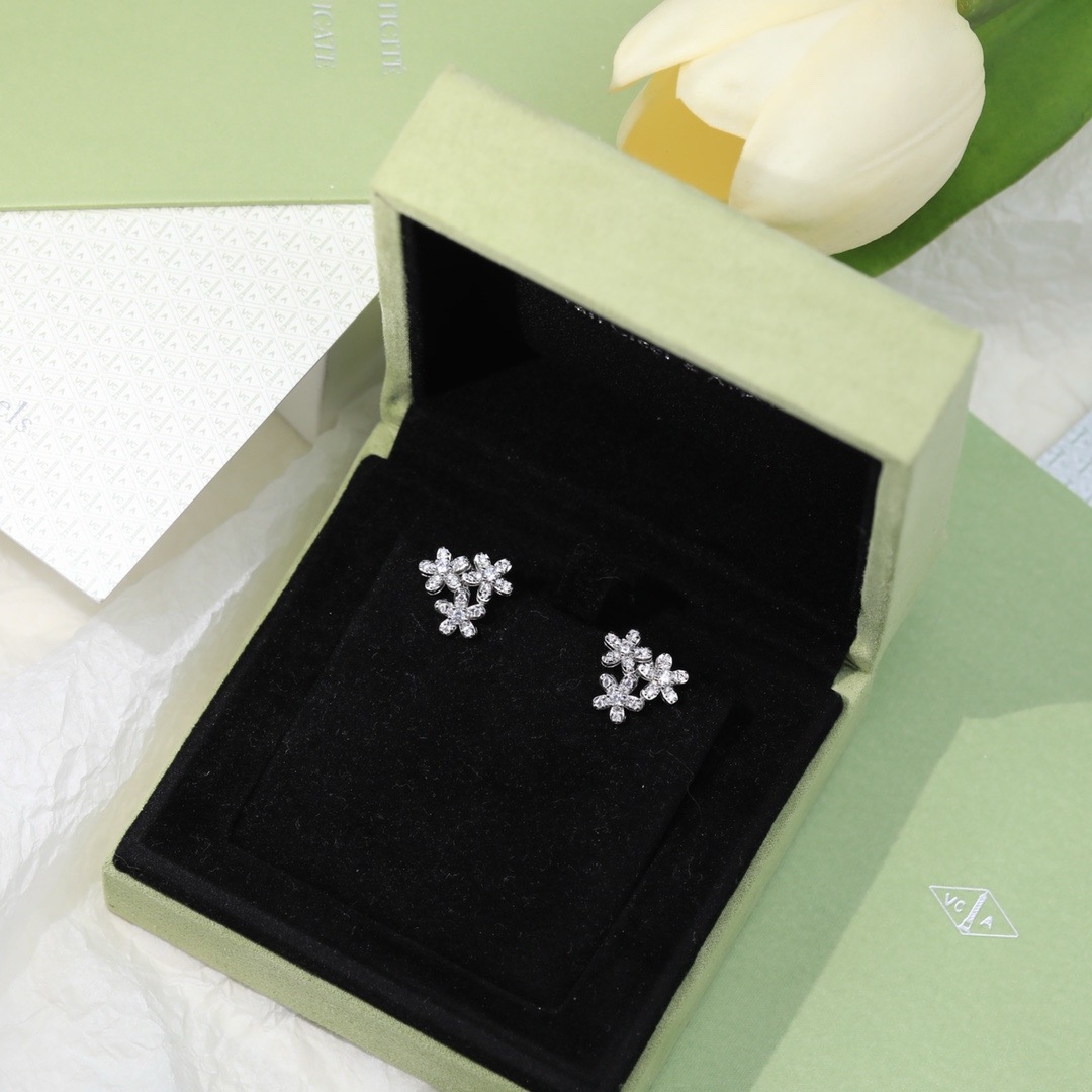 Van Cleef & Arpels earring-81