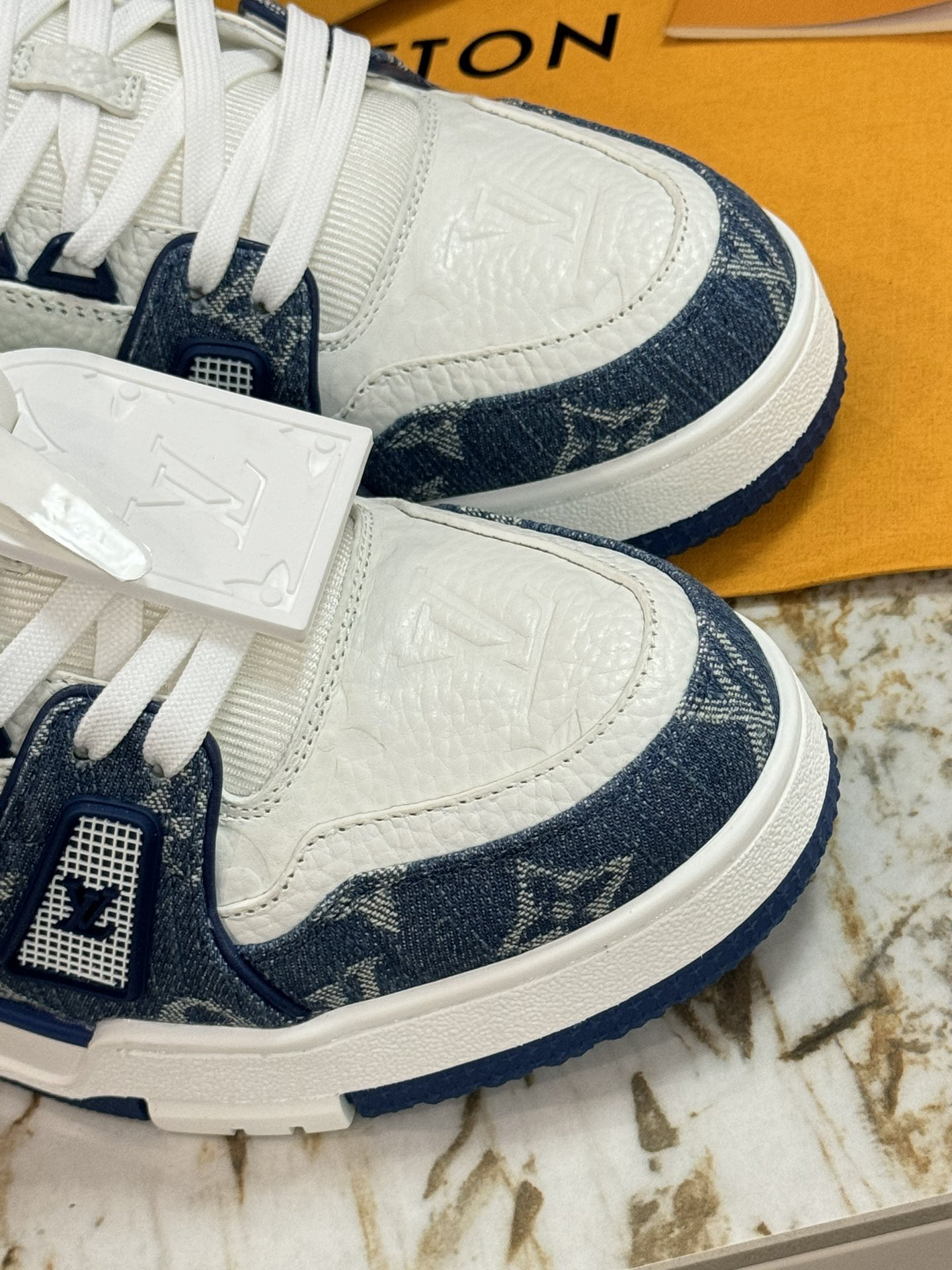 Lv Sneakers-111