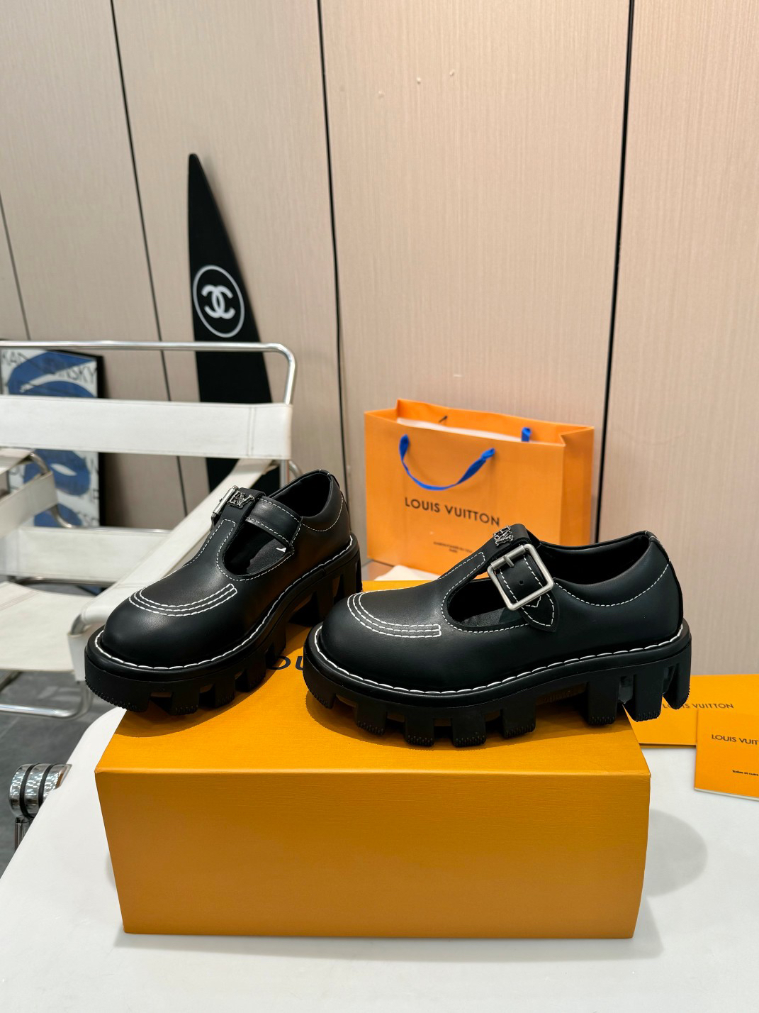 LV women's leather shoes-15