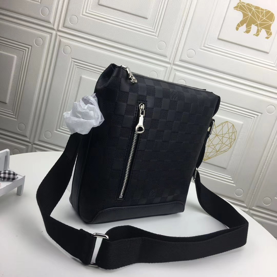 LV Men Discovery Messenger Bag