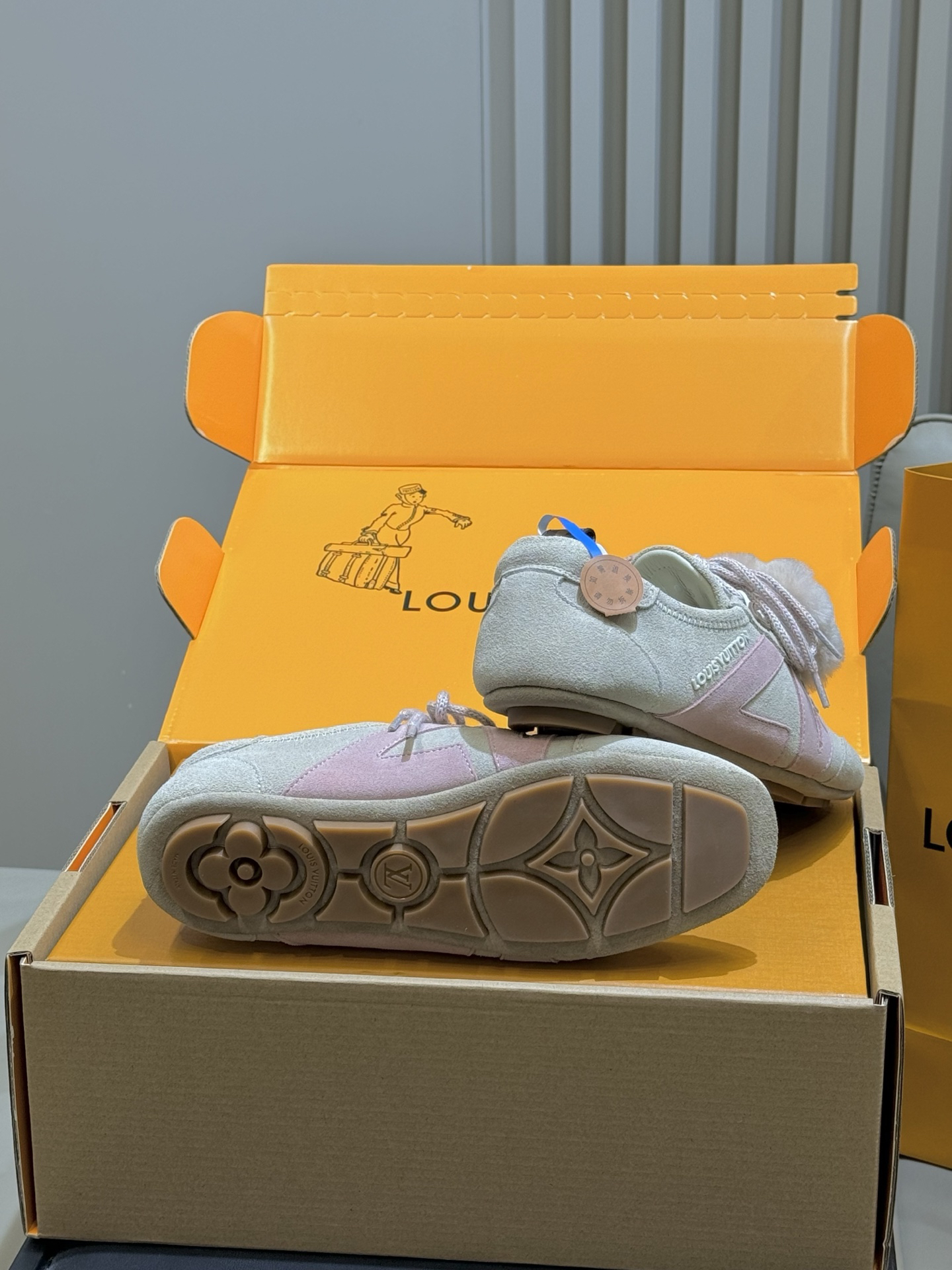 Lv Sneakers-230