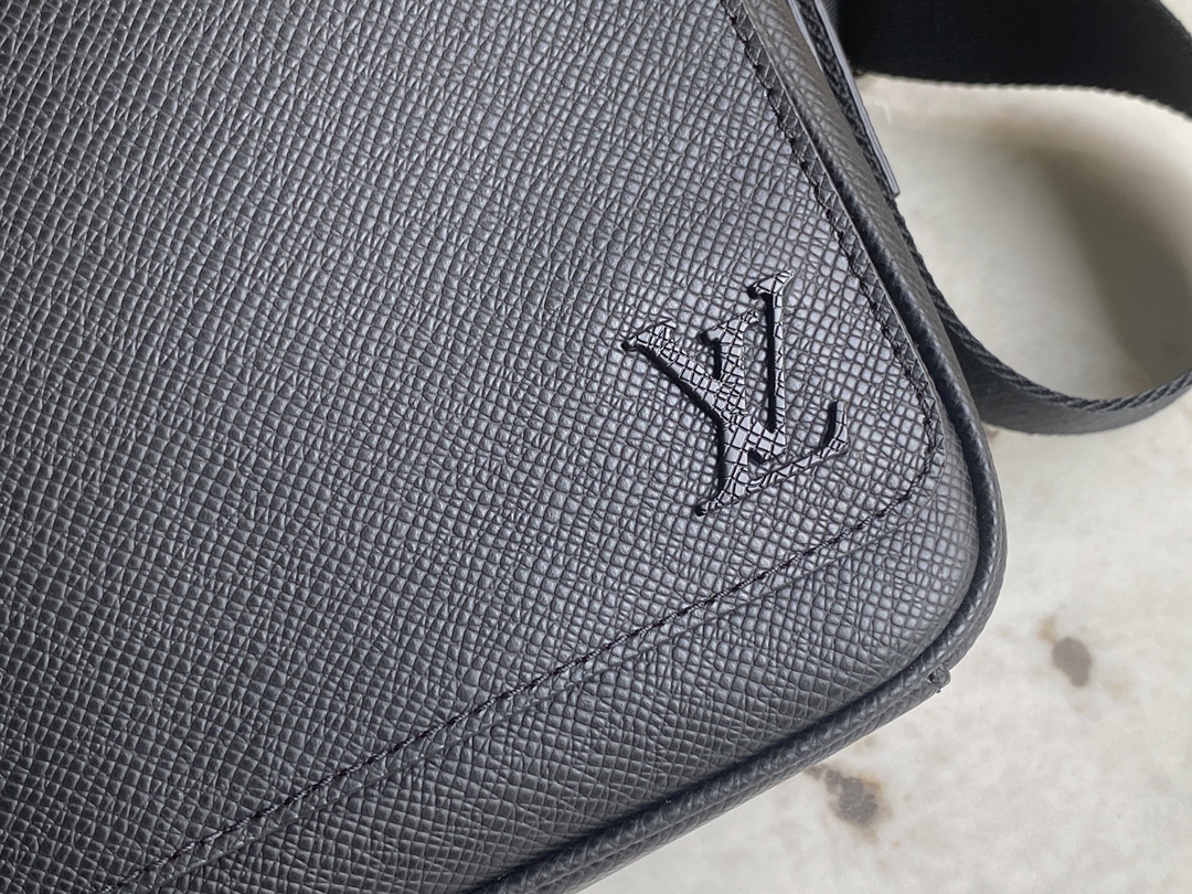 Louis Vuitton M30850 District PM Messenger Bag