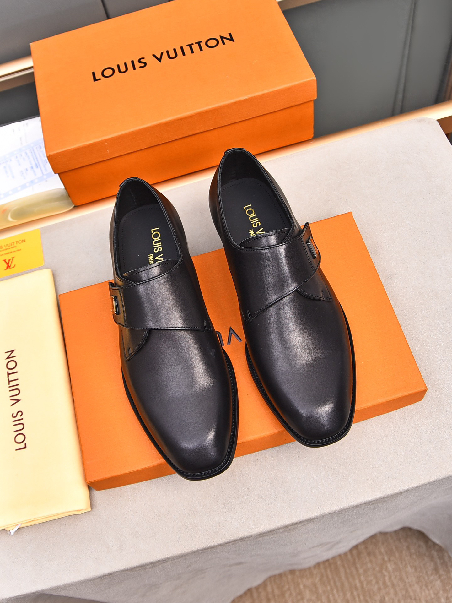LV men's leather shoes-11