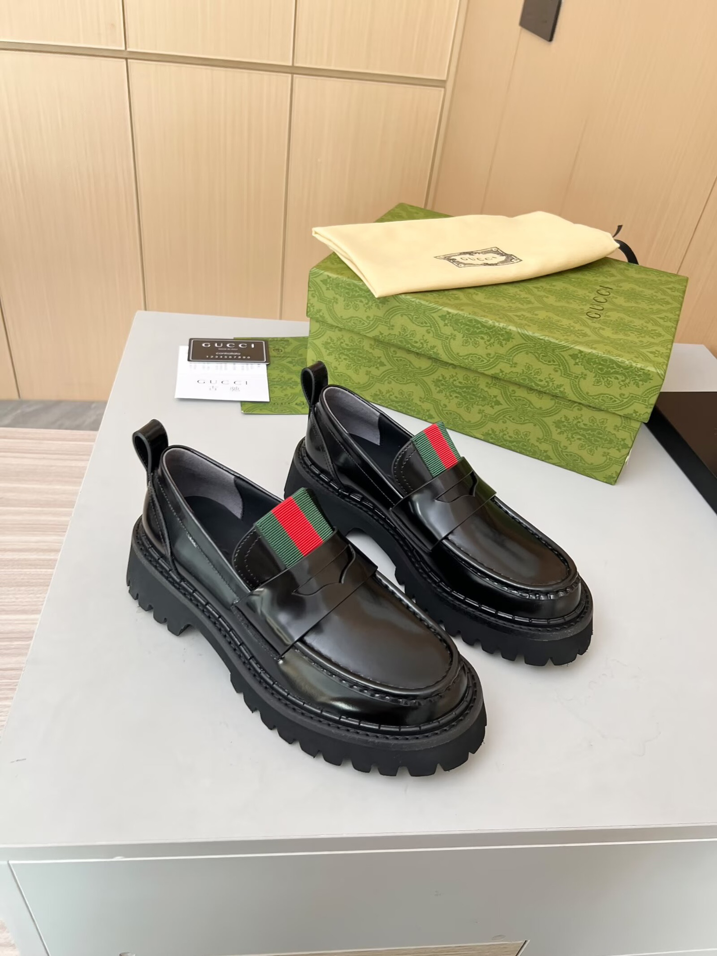 Gucci women's leather shoes-17