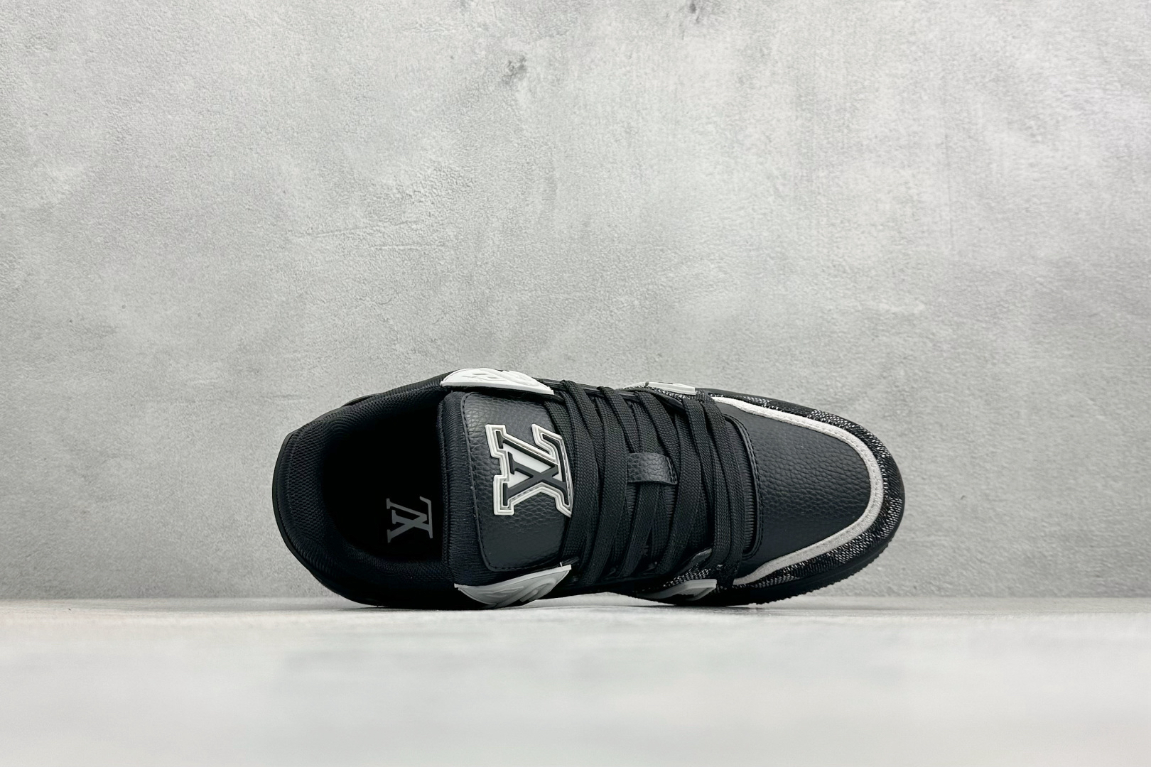 Lv Sneakers-250
