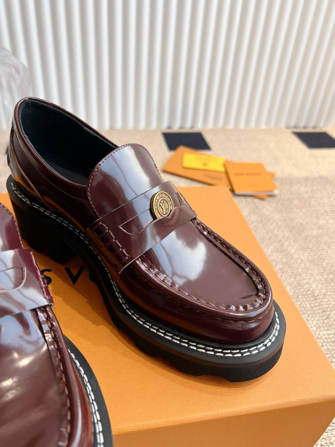 LV women's leather shoes-22