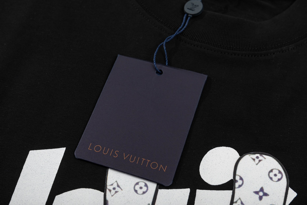 LV clothing-251