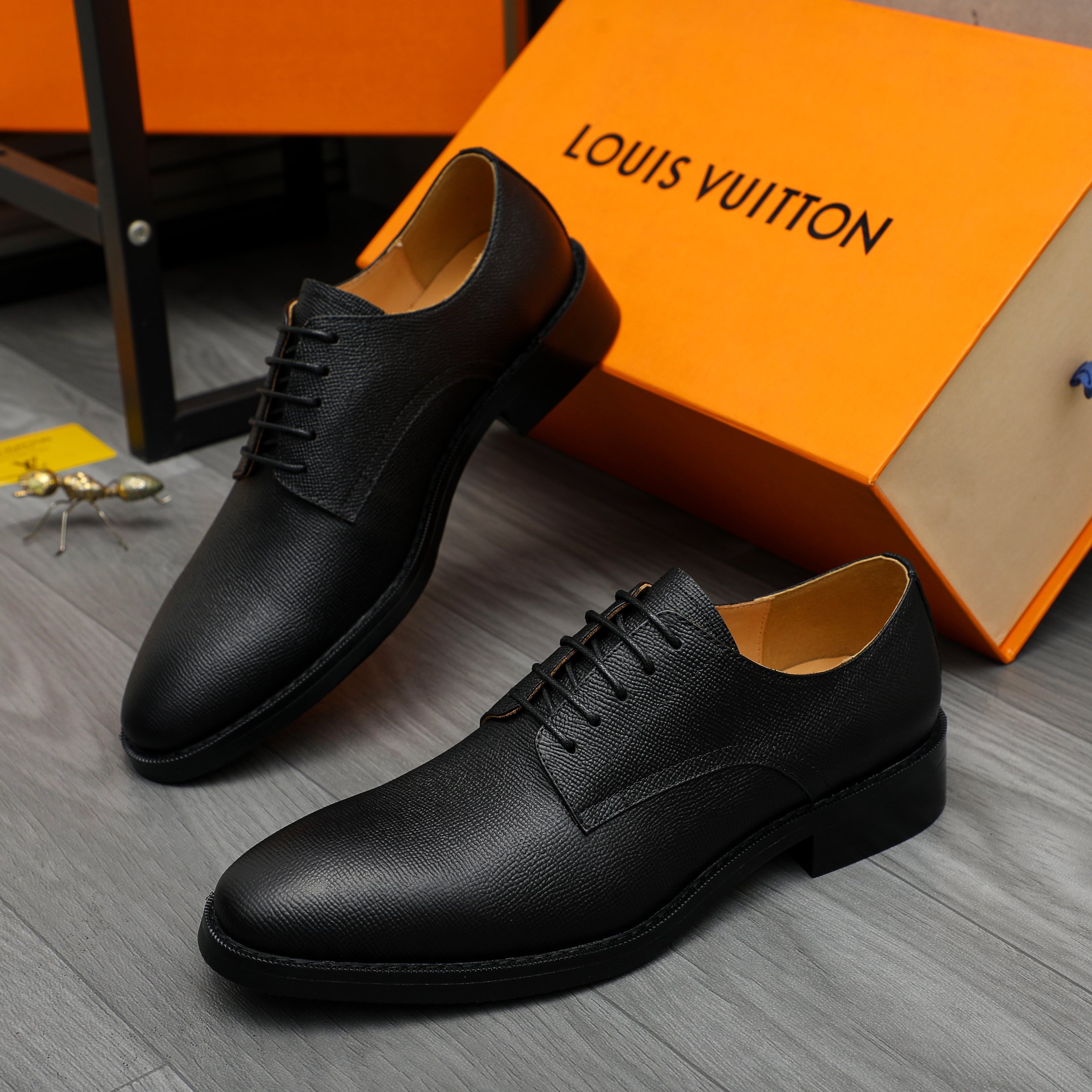 LV men's leather shoes-17
