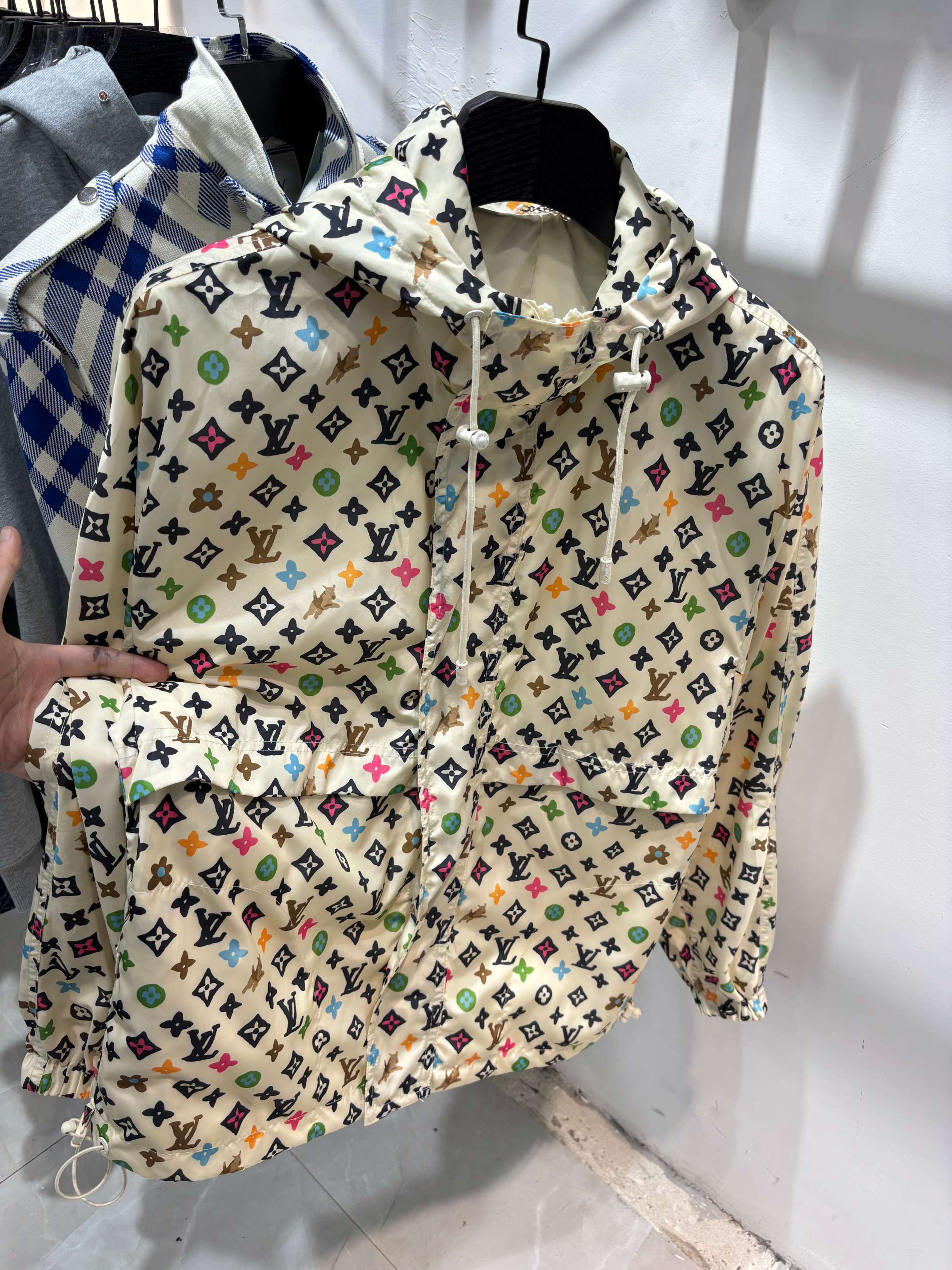 LV Clothing-330