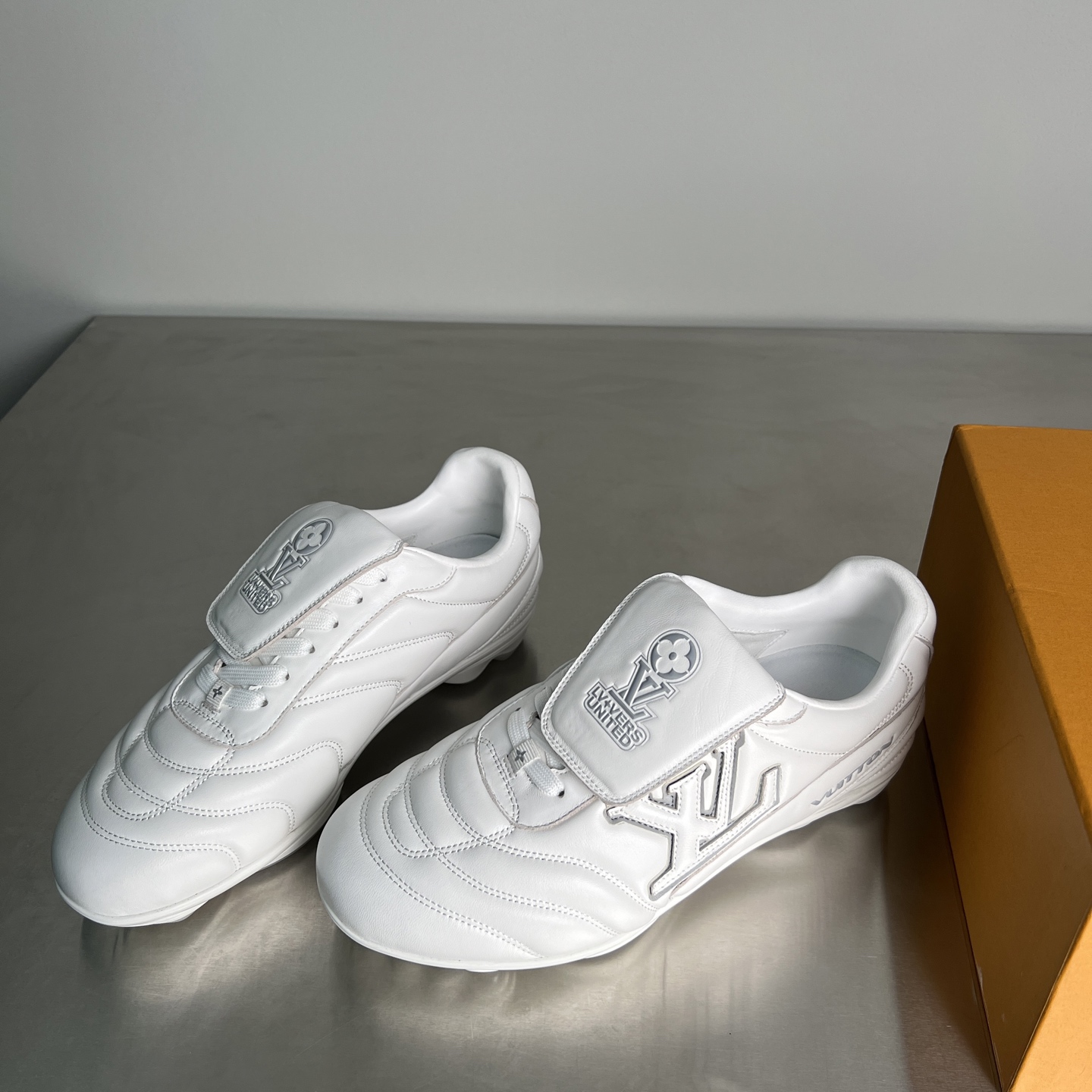 Lv Sneakers-240